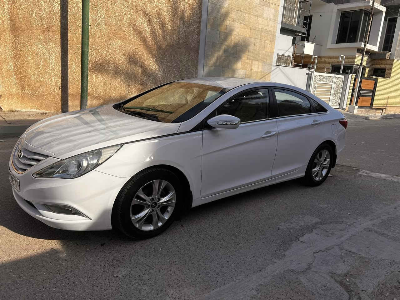 السلام عليكم 
سوناتا 2012 خليجي مواصفات الشركة 
مكفولة من الضربة والصبغ 
العامة قطعتين تبريد مكينة دوش 2400
تحكمات فول حساس خلفي  مري شفط 
خمسة ويل كب 
السيارة كلش جديدة ماشية 81 الف 
استلامة الشركة العامة على ايد وحدة 
 جاهزة من جميع النواحي 
كير ومكينة بلاديات على وضع الشركة 

رقم بغداد الدولي بأسمي

رقم الهاتف ***********
