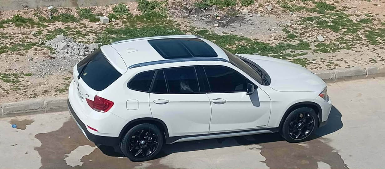 BMW  X1 بۆ فرۆشتن مۆدێل 2013 یە  سەیارەکە کلینە بێ دەعم و لێدراوی  قەترە بۆیاخی نیە سڵایت گەورە و پانۆڕاما   گێڕ و مەکینە و کارەبایات بە شەرت  سەیارەکە 6 بستۆنی مەکینە بەنزینە لە ساردی کەمێک سەوتی دیجیتاڵی هەیە و بەس لە گەرم بونا نامێنێت  هەموی  بە شەرت تایە و ڕۆنی تازەیە 
سەنەوی هەتا 2030 تازەیە 
بە شەرتی تەحویل و خرامە
سەیارەی مەعرەز نیە و هی ماڵ و دەستی خۆمانە 
سەیارەکە لە سلێمانیە 
نرخ / 105 گەڵا و کەمێک معامەلە 
ژ.م / *********** السليمانية, العراق
