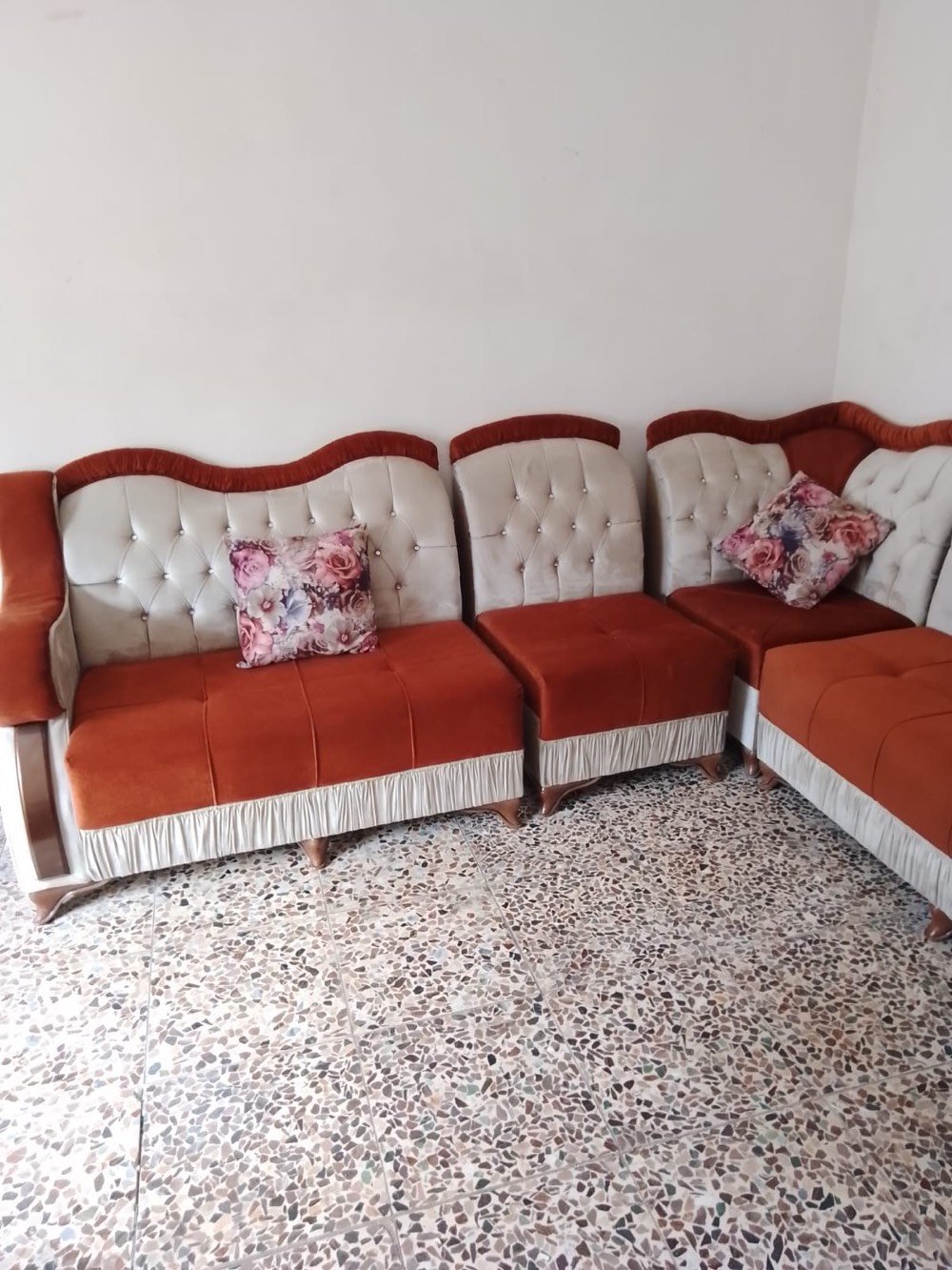 قنفات ديوان جديد  غير مستعمل. صراحه لان صار عندي تعديل. بلبيت ومعندي مكان نظافه ١٠٠٪؜   مثل مموظح بل صور 