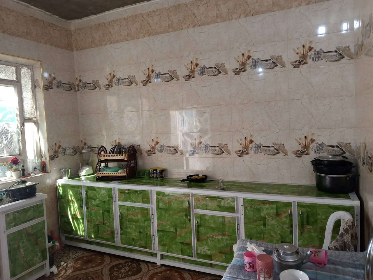 طابو صرف 200م يتكون من غرفتين وصاله ومطبخ واستقبال الضيوف وصحيات سعر 70 وكامل الخدمات شارع مولده وكهرباء وماي ومجاري شافعيه قريب سايدين بانزين خانة يم الصورة ابو الفضل العباس بالفرع ‏‪***********‬‏ واذا اكو مراوس زراعي بس بناء جديد ومساحة كبيره
