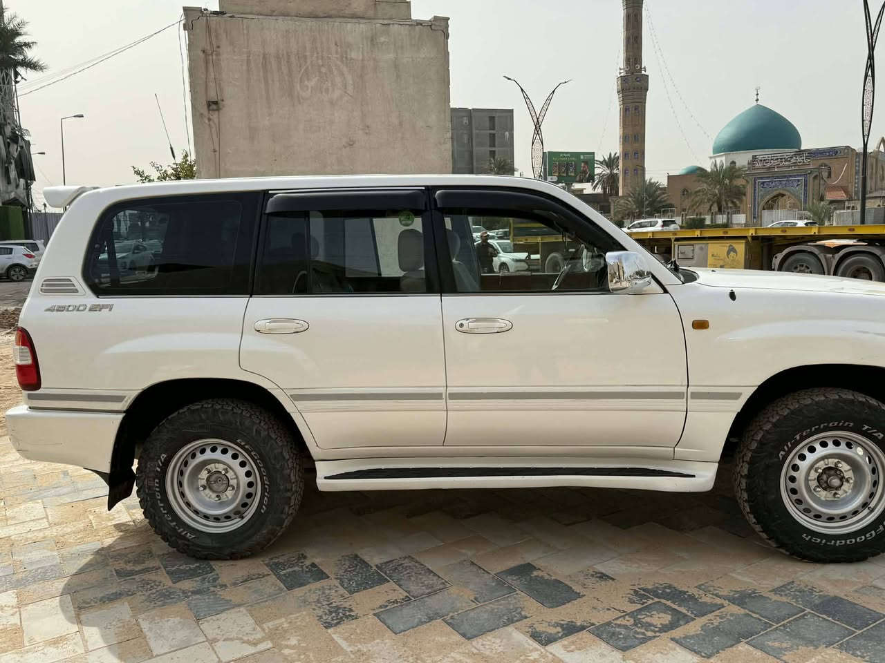 السلام عليكم
عندي لاندكروز 2006  ماشيه 191,000 بيها صبغ جاملغ خلفي الايسر وصبغ ربع الباب الخلفي 
السياره خير من الله صدر جديد وداخل جديد رقم بصره مميز 3 ارقام

حساسات خلفيه
سلايد
فور ويل
7 راكب
تبريد 3 قطع
زراكات على لايت
هوك خلفي
داخل بيجي
كامره خلفيه
شاشه
باقي المواصفات المعروفه السعر 21,000 وبيها مجال للاتصال *********** هشام
