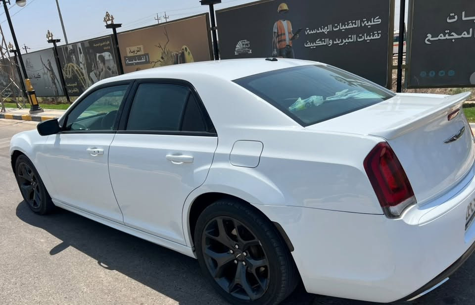 مساء الخير
17 S
مواصفات عاديه
رقم اربيل بأسمي
داخله كلين وبالعراق صار بيها جاملغ امامي 
بدون دواخل وبدون ايرباك وسونارها موجود
كاملة وجاهزه السياره للأخير 
ماشية ١٢٠ الف مايل

مكاني حلة
٢٤٧ وبيها مجال
***********
