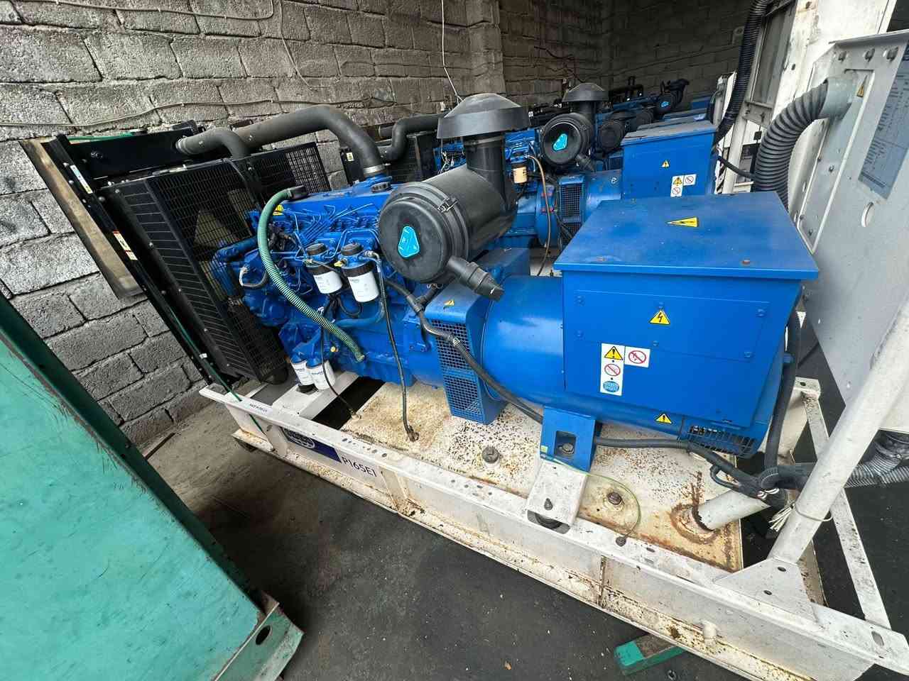 السلام عليكم
بيركنز 6 سلندر سوبر. 
165kva  . بريطاني اصلي 
ساعات العمل 240 ساعه   فقط 
نظام اوتو حمايه فول اوتماتيك
وضع بلاد شركة  
أربيل صناعه جنوبيه فرع الاول 
نظام اوتو حمايه فول اوتماتيك
وضع بلاد شركة  
🚚يوجد توصيل الى جميع المحافظات وبضمان🚚
🚚كياندن هةية بو هةموو شاركان بةكرينتى🚚
 للاستفسار: ابو علي 
***********
***********
***********
