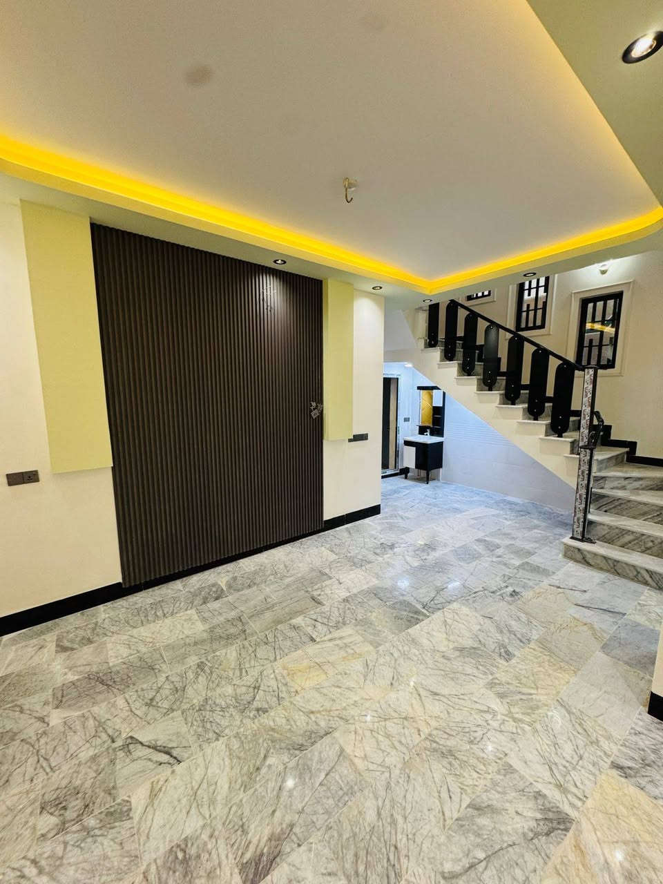 #عروض عقارات كربلاء 

🌟العنوان📍 كربلاء / مجمع الابداع السكني على طريق الرابط بصف علوه المامين المركزيه
 
🌟 طابو زراعي سند ٢٥ اقرار محكمه 

🌟المساحه 100 متر مربع طابق واحد  مسلح كونكريت درجة اولى 

🌟مكونات الدار 100(ستقبال +مطبخ +صحيات+صاله+ غرفه نوم +طارمة ) 
 
🟡⚫ للبيع +للبيع +للبيع +يوجد فيديو توضيحي للعقار المراسلة عبر الواتساب

 ***********

مستعدون لعرض جميع عقاراتكم وباي مكان في كربلاء بيوت قطع اراضي بنايات تجاريه اي شئ عندكم وتصوير مجاني فوتو غرافي 🏘🟢🌿
للستفسار اكثر الاتصال على الارقام التاليه
*********** مصطفى الابراهيمي
