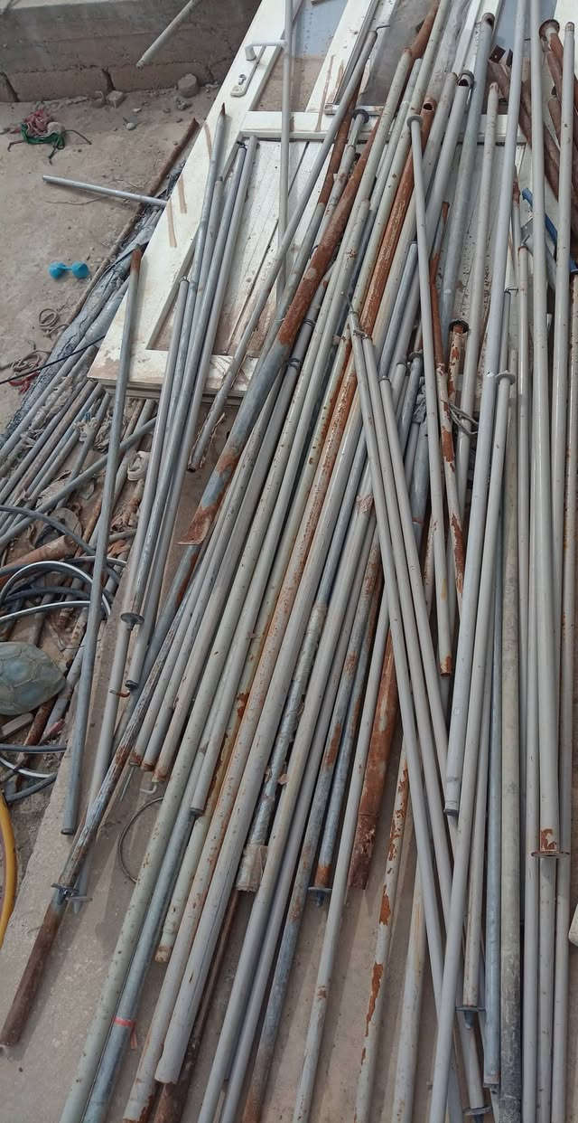 من رخصت المسؤول هاي البواري البارحة الي سالوني جثير ناس اكو الطول مترين واكو متر ابيعهن كلهن العنوان موصل جانب الايسر رقم الهاتف ***********
