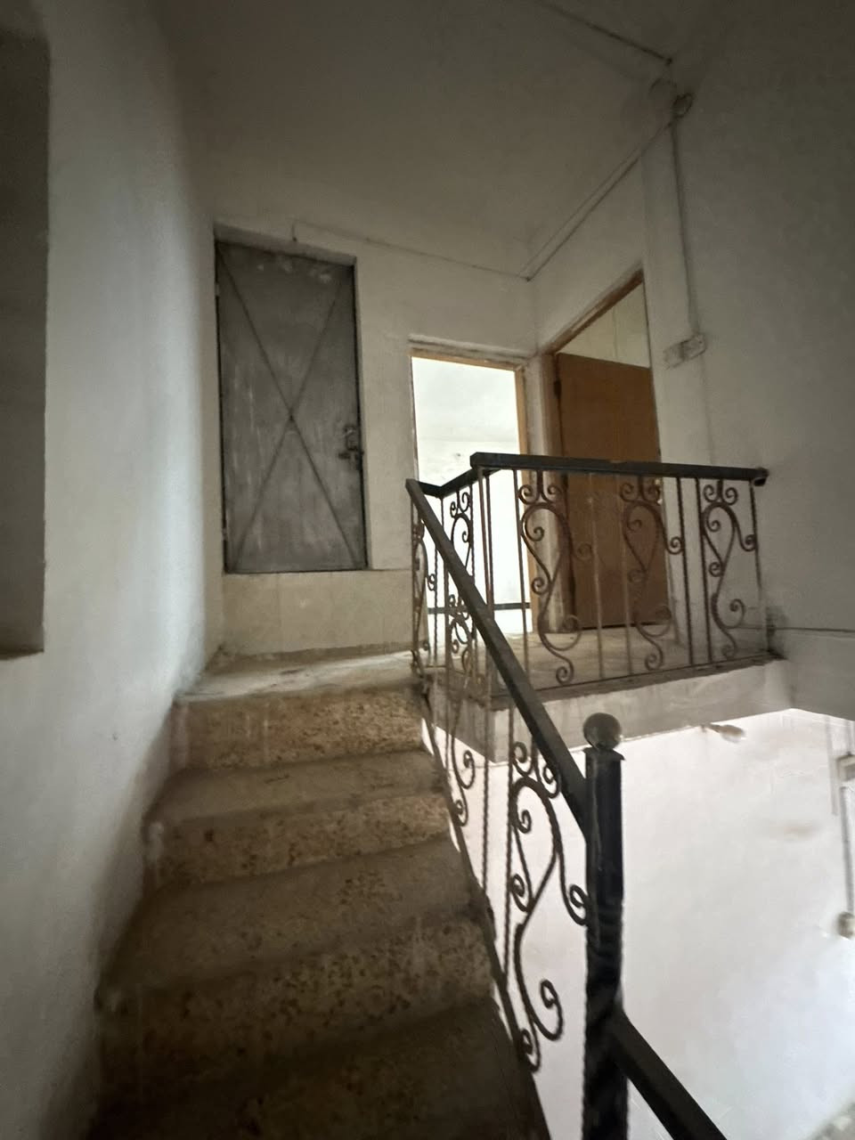 السلام عليكم  
محل طابقين للإيجار 
العنوان حله نادر الاولى الشارع الخدمي 
للاستفسار ***********
