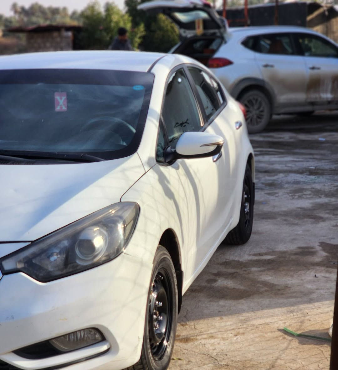 السلام عليكم سيراتو 2014 خليجيه
سياره كير مكينه حداديه كله جديده لد امامي زنون حساس خلفي كامره بلاديه حساسات اشاير بالمري سياره جديده بيه جاملغ الامام صبغ وبنيد بدون دواخل  رقم سلمانيه بسمي تريد تحويل وكاله مكان بابل ***********
