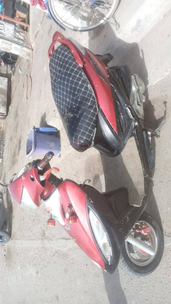 موطور للبيع السعر 250الف شارع الملعب رقم الهاتف ***********
