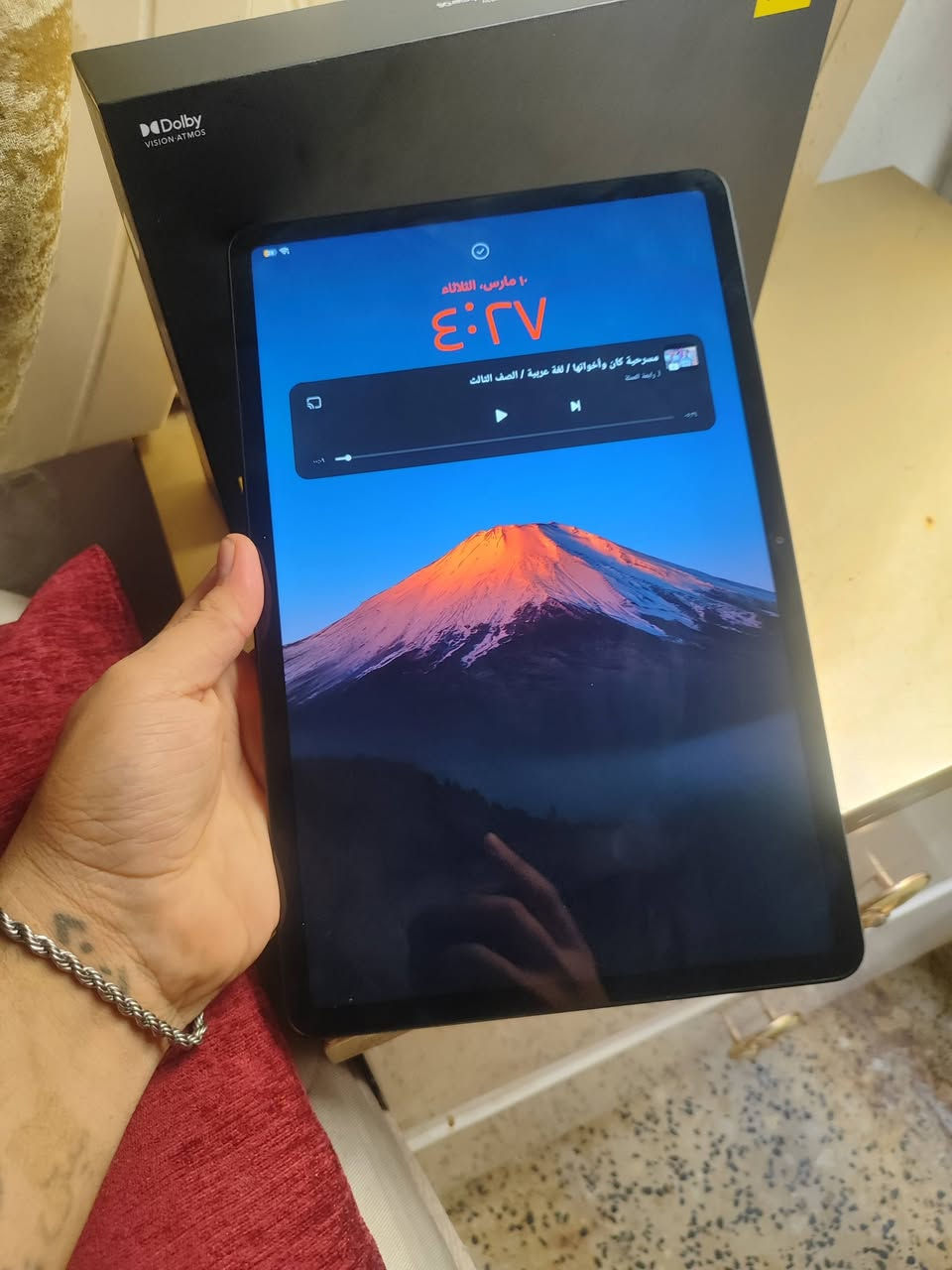 تابلت بوكو باد m1 مشحون 12 مره قفل 🔒 350 
يعد شاومي بوكو باد m1 (POCO Pad M1) جهازاً لوحياً (تابلت) اقتصادياً للأداء العالي، يتميز بشاشة 12.1 بوصة 2.5K بمعدل 120Hz، ومعالج Snapdragon 7s Gen 4، وبطارية ضخمة بسعة 12000 مللي أمبير تدعم الشحن السريع 33 واط. يأتي بذاكرة 256GB مع 8GB RAM، ويعد خياراً مثالياً للترفيه والدراسة. 
أبرز مواصفات POCO Pad M1:
الشاشة: IPS LCD بمقاس 12.1 بوصة، دقة 1600 × 2560 بكسل، 120 هرتز، سطوع يصل إلى 600 نيتس.
المعالج: Qualcomm Snapdragon 7s Gen 4 (4 نانومتر).
الذاكرة والتخزين: 8 جيجابايت رام (RAM) مع 256 جيجابايت مساحة تخزين داخلية (يدعم تركيب كارت ذاكرة خارجية).
البطارية والشحن: 12000 مللي أمبير، شحن سريع 33 واط.
الكاميرا: خلفية 8 ميجابكسل، وأمامية 8 ميجابكسل.
الصوت: 4 مكبرات صوت ستيريو، تقنية Dolby Atmos، ومنفذ 3.5 ملم للسماعات.
نظام التشغيل: نظام شاومي الجديد HyperOS 2 المستند إلى Android 15.
التصميم: إطار وظهر من الألمنيوم، وزن 610 غرام.
الاتصال: دعم Wi-Fi 6، وبلوتوث 5.4 (لا يدعم شريحة الاتصال الخلوي).
المميزات الإضافية: دعم القلم (POCO Smart Pen) ولوحة المفاتيح (تباع منفصلة). 
يتميز الجهاز بأداء قوي للألعاب الخفيفة والمتوسطة، وشاشة كبيرة ومريحة للمشاهدة، وصوت ستيريو عالي، مما يجعله منافساً قوياً في فئته


**إذا كنت صاحب هذا الإعلان وتريد حذفه لأي سبب، رجاءا أرسل رسالة إلى الدعم الفني**