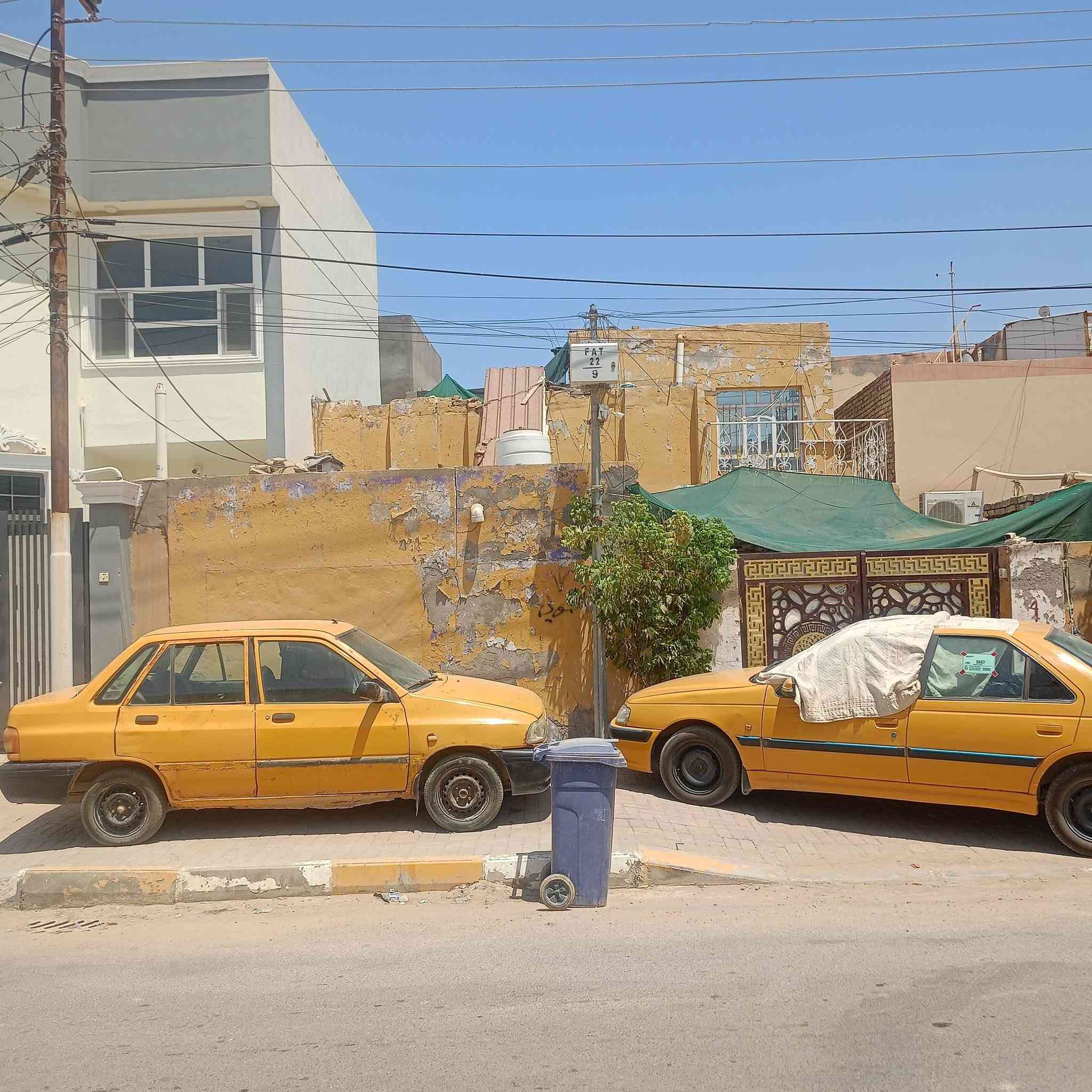دار للبيع مساحه 200متر موقع الدار حي الفرات شارع الجامع العقيله زينب عليها السلام للستفسار تصال على هاذه الرقم ***********
