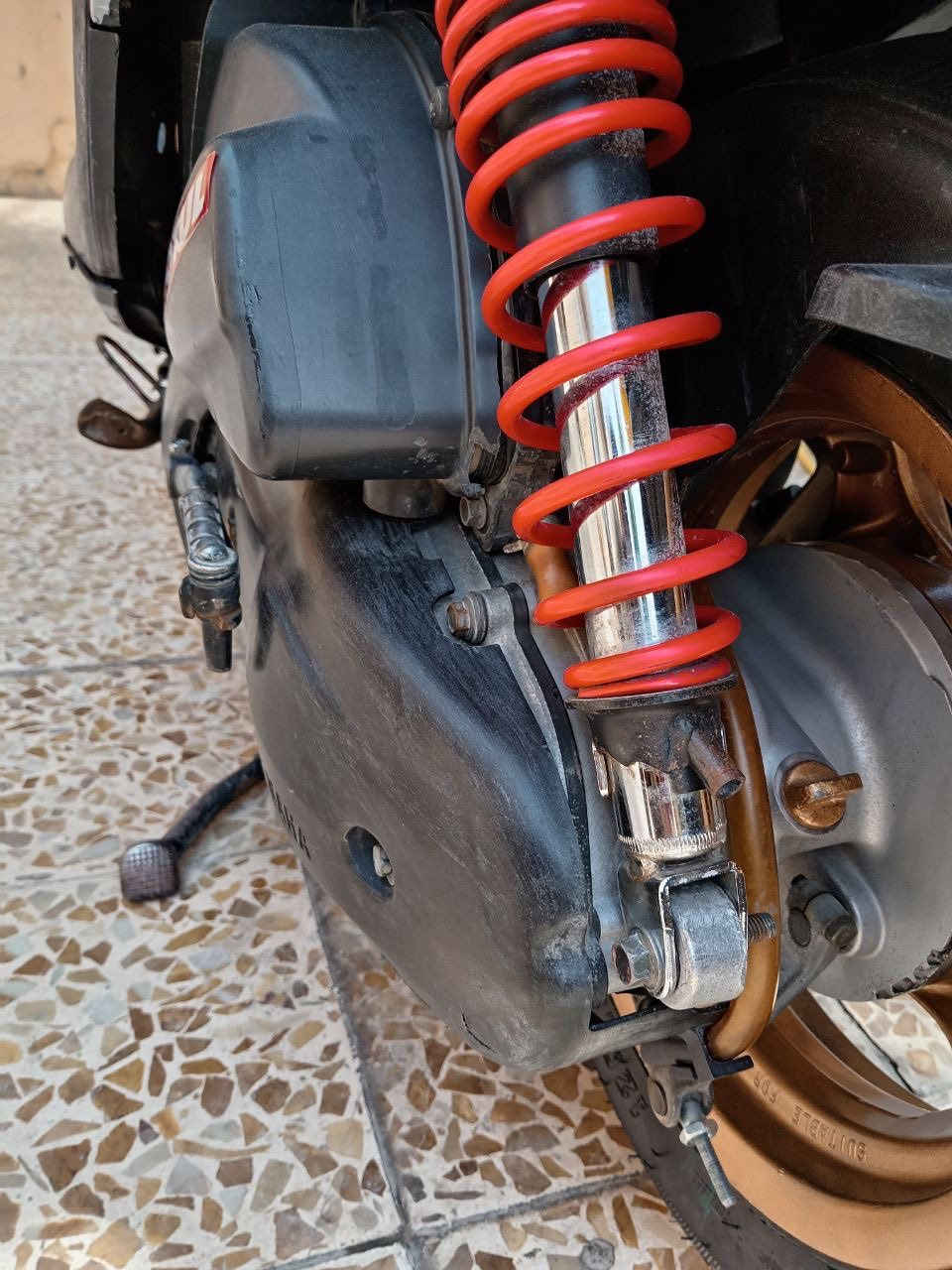 سلام عليكم دراجه سكنس فحل كابريتر للبيع
شلعه ومعدل ماناقصها فقط دوشمه كشن 
بيها تزويد بسيط يدات بريك وقبضات سكليتر 
وفلنجه وتطواله فج و وياله ذهبي اصليات 
والباقي موضح بلصور 
السعر 650 
مكاني موصل_جانب الايمن 
شراي يتصل رقمي ***********
