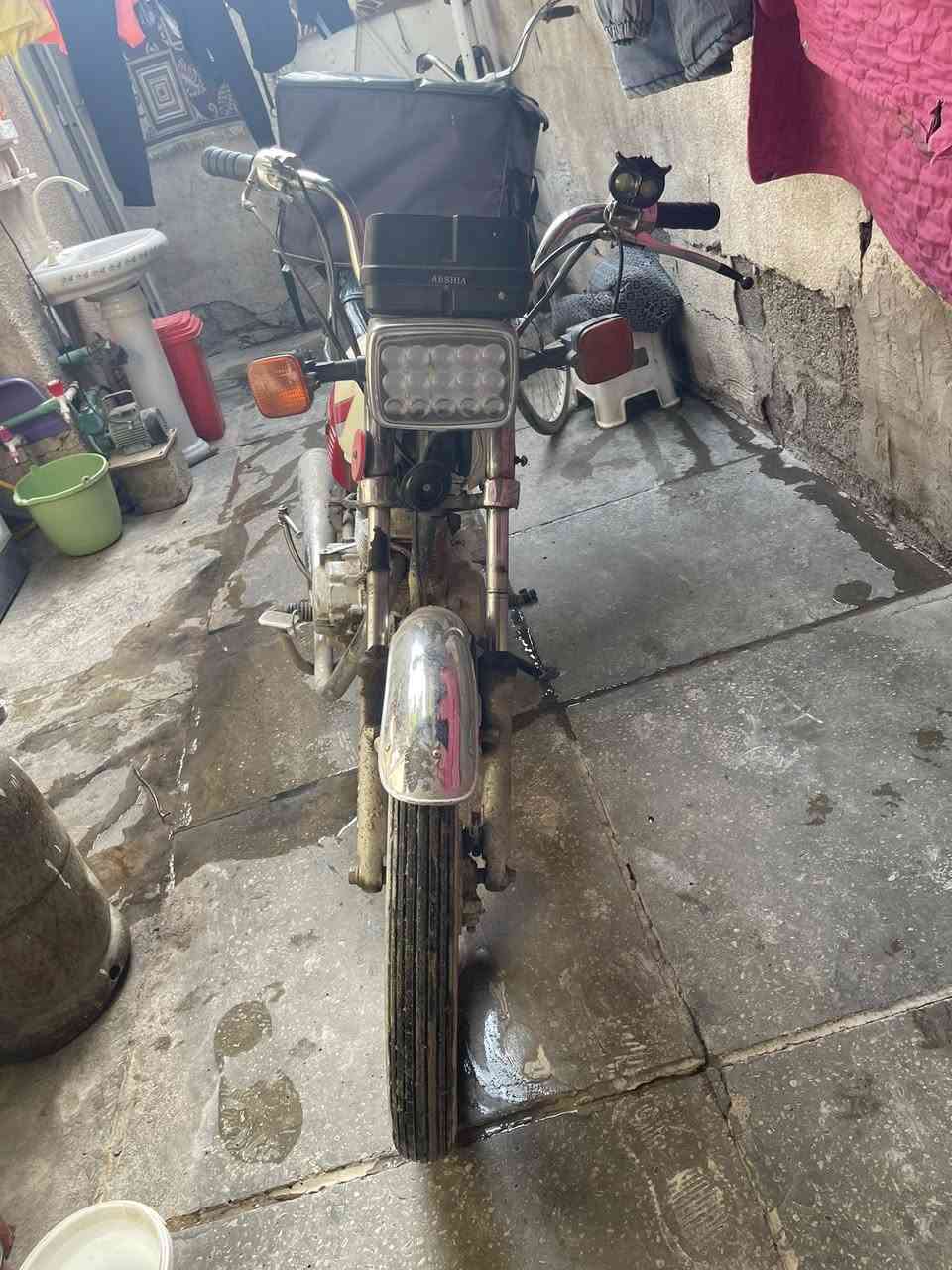 سلام عليكم دراجة للبيع أيراني تايكر الدراجة خير من لله شغالة بس الدراجة واكعة ولتانكي مخسوف اشوية ولويل الكدام يرادله ضب  ويرادلهة إبريك كدام كهربائيات شغالة ودراجة شغالة سعرهة 200 وبيهة مجال للطيبين الي يحب يجي مكاني بغداد المشتل ***********وهذا رقمي
