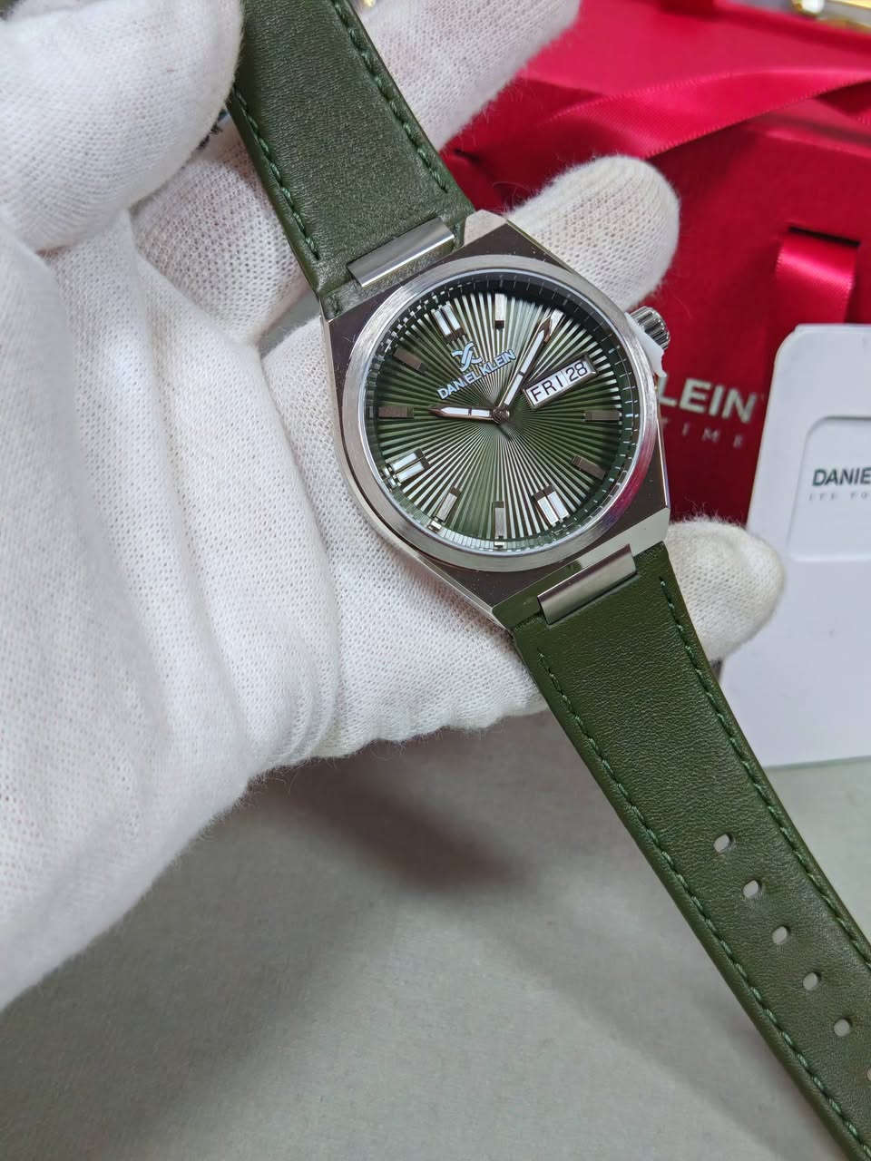 #مزاااااااااد

فتح باب الساعه 25$ دولار والرفعه 5 دولار 

اخوان لطفا الاعتماد قبل السوم بارسال الرقم والعنوان الكامل عالخاص 

التوفيق للجميع 🌹 
 
يبدا المزاد الان وينتهي ساعه 3 فجرا 

دانيل كلاين DANIEL KLEIN 

 دزاين رسمي عسكري جميله بمعنى الكلمه

الساعة جديدة اصلي وكاله  وكامله الملحقات  (العلبة وكرت الضمان والكتلوك) مع الظمان سنتان 
•مكينه ياباني اصلي 
•لون مميز جذاب 
•السير جلد اصلي  
•نافذة تاريخ
 نافذة لأسماء الايام
•قطر الساعه 42ملم 
•ضد الماء 50 متر 
•بدن ستانلس ستيل
•بوك معلم
•ارقام واميال لامينوس
توصيل متوفر لجميع محافظات العراق.


**إذا كنت صاحب هذا الإعلان وتريد حذفه لأي سبب، رجاءا أرسل رسالة إلى الدعم الفني**