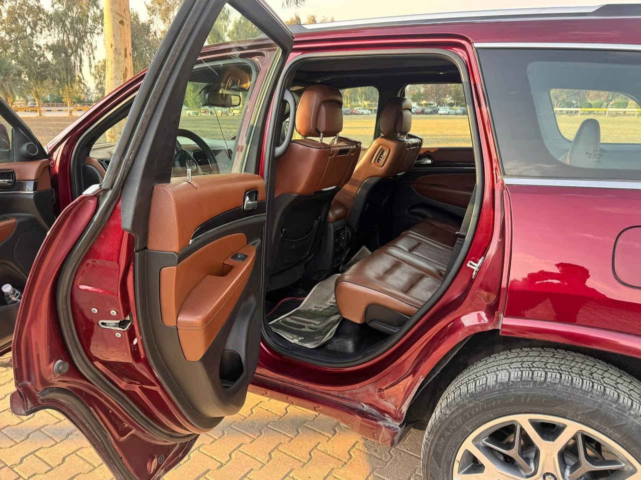 السلام عليكم سيارة جيب اوفر لاند بلس موديل 2021 خليجي وكاله هارلم اللون ماروني والداخل قرميدي. المحرك 3600 سي سي 6 سلندر دفع رباعي
ماشيه بحدود 63 الف رقم بغداد
 بيها كل المواصفات .جكات باربع ارتفاعات خمس وضعيات للقياده منها السبورت ثلاث شاشات وحده اماميه وشاشتين بالكشنات . تبريد وتدفئه كشنات وستيرن .كشنات كهرباء ويه ميموري .نظام صوت قوي . شاشه كبيره ويه نفيكيشن .دخول بصمه وتشغيل عن بعد .ستيرن كهربائي ويه تدفئه حساسات امامي وخلفي ونقطة عمياء رادارات وحساس مانع تصادم اضويه لد امامي وخلفي ويلات عشرين تخم تاير
السياره كلش نضيفه وتخبل
تايرات وصدر جديد قبل شهرين
ما بيها شي غير باب خلف السايق مصبوغ وصاير حادث بسيط موجود تقرير 
ومبدل عدسات لان ضوهه الاصلي ضعيف معروف الامريكي .سياره جاهزه للاستعمال ما تحتاج شي
سعر 3 دفاتر وبيها مجال ان شاء الله 
للتواصل 
‭0771 500 4958 المقدادية, ديالى
