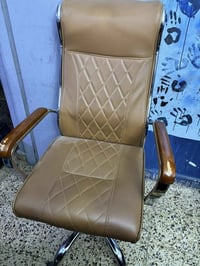 كرسي ميز مكتبي • عدد ٢ • وسارية علم