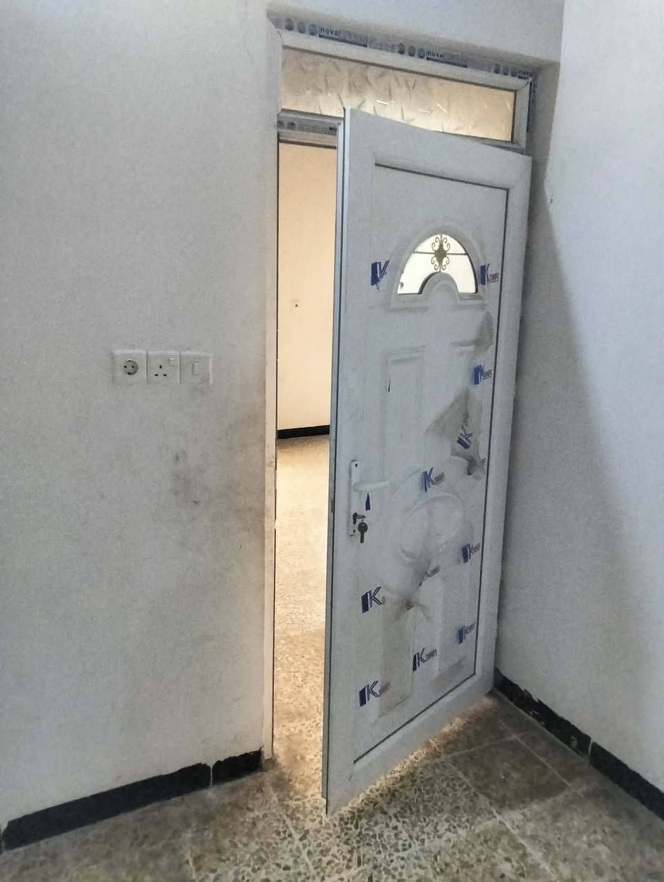 شقة للايجار بالقوسيات على شارع ادهوك القديم قريب من السوك والصناعة ثلاثة غرف نوم واستقبال وهول ومشتملات.درج منفصل بحدها.. ايجارها 200 الف

***********
***********
@الجميع
