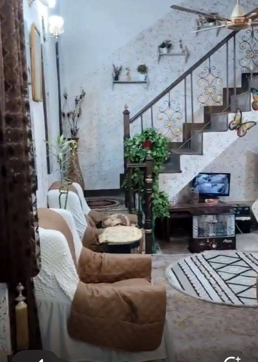 السلام عليكم
بيت للبيع طابوا مساحته 200م طابقين يحتوي على 4غرف نوم 
مع كراج للسياره وحديقه عدد 2
صحيات عدد 2
في ابو غريب منطقه الشهداء 
هاتف للتواصل *********** بغداد, العراق
