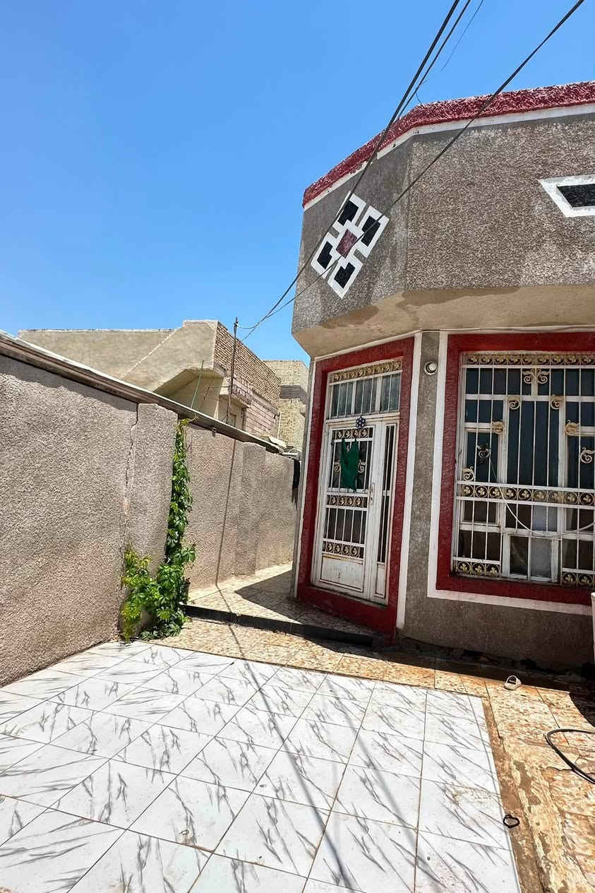 السلام عليكم
بيت للبيع طابو صرف مابي نقص مساحته 125 متر 
يحتوي على غرفتين نوم و استقبال و هول ومطبخ و حمام داخلي ويبعد عن الشارع العام مسافه قليله  .. العنوان حله حي العسكري شارع 80  
للأستفسار الأتصال على الرقم ***********
