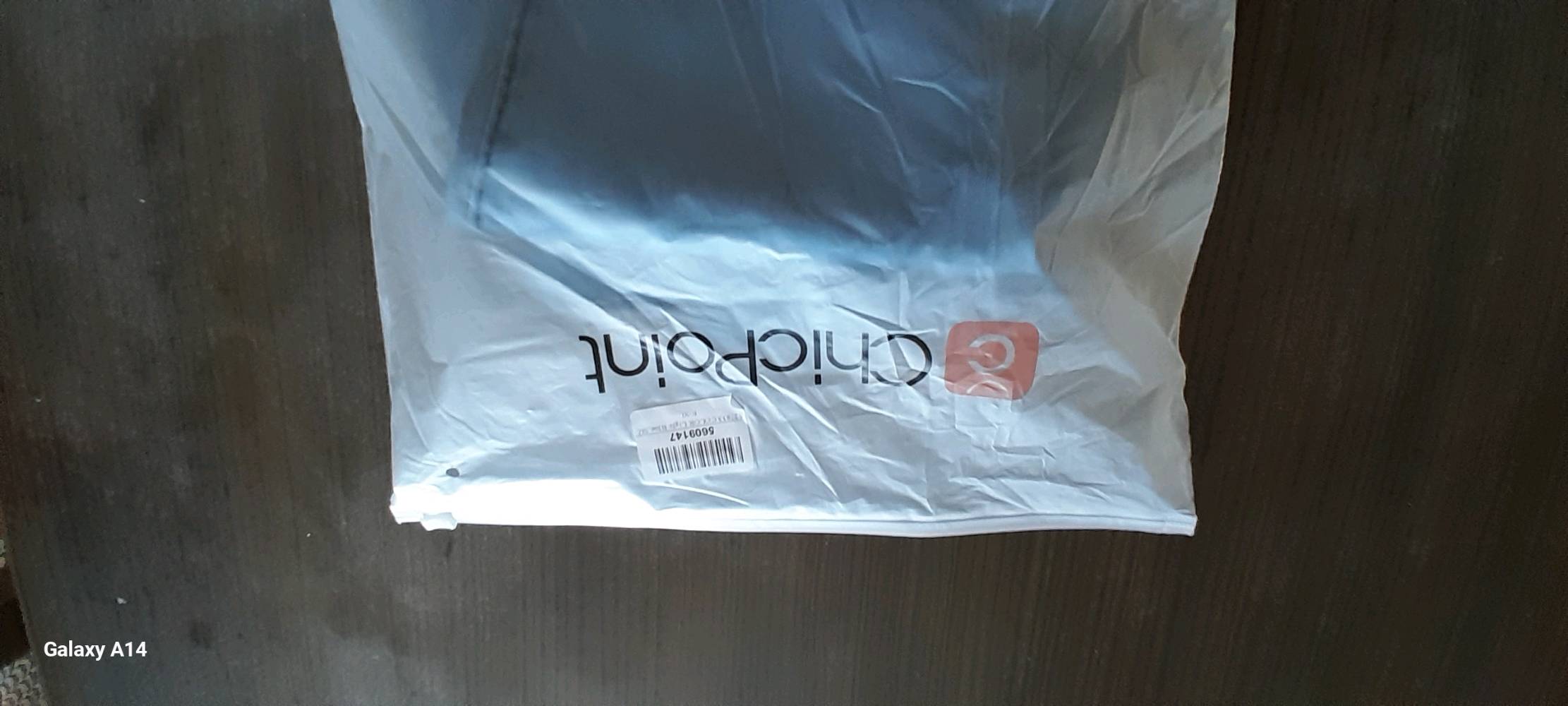 بنطلون جينز أزرق مريح ومناسب لجميع المناسبات. خامته ناعمة وعالية الجودة، مثالي للارتداء اليومي. متوفر في الكيس الأصلي، وبحالة جيدة جداً.