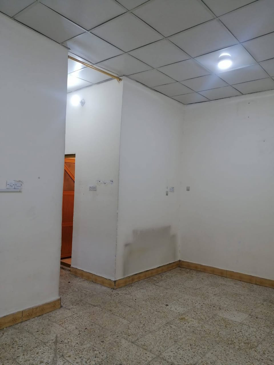 بيت للايجار بالقبله بحي الجامعه خلف المعارض قريب جسر المعارض مساحته 100 متر بيه غرفه نوم وهول وديوانيه ومطبخ وصحيات وسطح وتانكي وماطور وكيزر اجاره قفل ب450 اي استفسار على هذا الرقم ***********
