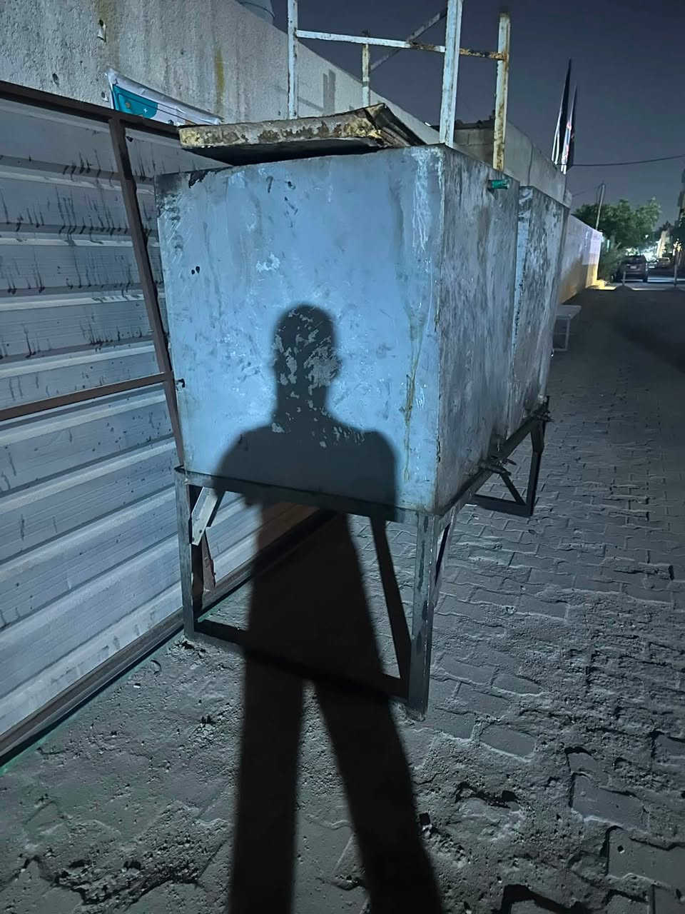 السلام عليكم 
تأنيكي  عدد ٢  مع الميز 
ابو الف للبيع 
المكان الشعله حي الجوادين 
رقم /***********
