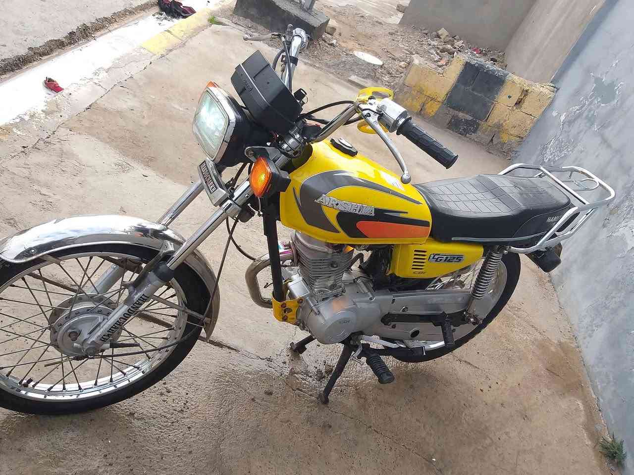 اراشه شاصي ١٩ مكينه ٢٢ أوراق كامله وداخله كمرك مدفوع الدراجه خير من الله ناعمه وخرسه وكهربائيات شغله سعرها ٤٠٠ وليها مجال مكاني ديال شهربان ***********
