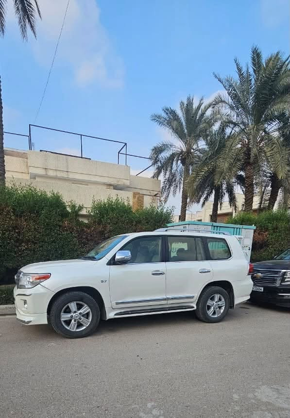 من رخصة الادمنية
لاندكروز 2012 VXR بريمي 

تويوتا لاندكروزر VXR 2012 (وارد البريمي)
المواصفات العامة:
 الموديل: 2012
 الفئة: VXR (فل كامل - أعلى فئة)
 الوارد: البريمي (بهوان)
 المحرك: 8 سلندر (V8) بسعة 5.7 لتر (المحرك الكبير)
 ناقل الحركة: أوتوماتيك 6 سرعات مع خاصية التبديل اليدوي (تبترونك)
 نظام الدفع: دفع رباعي مستمر (4x4) مع دبل خفيف وثقيل ونظام زحف (Crawl Control)
🌟 أبرز المواصفات الخارجية:
 فتحة سقف كهربائية.
 أنوار أمامية زينون (HID) مع غسيل للأنوار.
 إضاءة نهارية LED وكشافات ضباب.
 جنوط ألومنيوم مقاس 18 إنش.
 خطوط هيكل جانبية (خطوط البريمي المميزة).
 جناح خلفي وسلة علوية (حنايا عفش).
 عتبات جانبية مضيئة.
 حساسات أمامية وخلفية للمساعدة على الوقوف.
🛋️ المواصفات الداخلية والراحة:
 مقاعد جلد فاخرة (تحكم كهربائي لمقعد السائق والراكب).
 شاشة ملاحة (Navigation) أصلية تدعم خرائط الخليج.
 شاشة ترفيهية خلفية (سقف) لركاب المقاعد الخلفية.
 كاميرا خلفية للمساعدة في الرجوع للخلف.
 نظام صوتي فاخر (JBL) مع مشغل CD/DVD وبلوتوث.
 ثلاجة وسطية لتبريد المشروبات.
 تكييف مركزي أمامي وخلفي (تحكم منفصل للركاب).
 نظام تشغيل ذكي (بصمة) ودخول ذكي بدون مفتاح.
🛡️ أنظمة الأمان والسلامة:
 نظام الفرامل المانعة للانغلاق (ABS) ونظام توزيع قوة الفرملة (EBD).
 نظام التحكم في ثبات المركبة (VSC).
 وسائد هوائية (ايرباج) محيطية كاملة (أمامية وجانبية وللركب).
 نظام المساعدة على صعود ونزول المرتفعات.

 العداد (الممشى): [250 الف] كم
 حالة البدي: [مكفول]
 حالة المحركات: [سليم لا يوجد اي فتح]
 الاستمارة والفحص الدوري: [سارية ومجددة]
📍 مكان المعاينة: [بغداد]
📞 للتواصل والاستفسار (واتساب أو اتصال): ***********
***********
