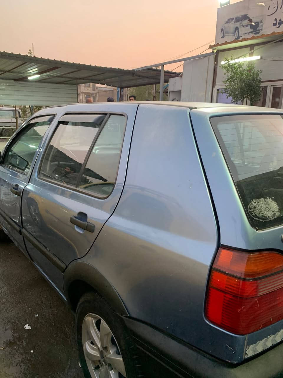 السلام عليكم كولف موديل ١٩٩٣ كير عادي
كير ومكينه مكفولات
صدر امامي جديد
تخم تاير جديد 
رقم انبار تحويل مباشر 
٣٢ وبيه مجال قليل
***********
