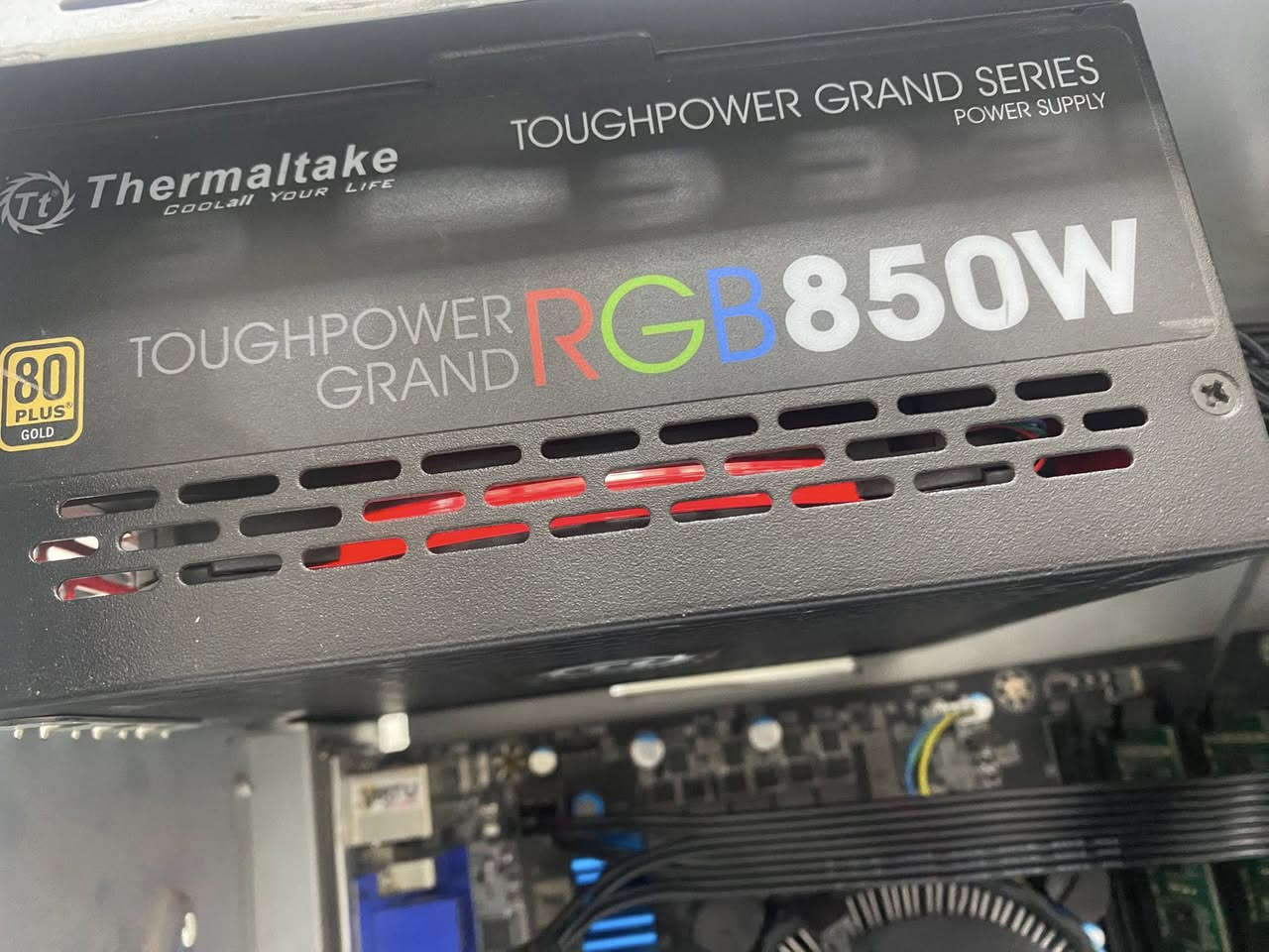كيس للبيع
core i7 جيل ثاني
رام 4 gb 
بور سبلاي thermaltake 850 rgb
وهارد ٥٠٠ hdd
بدون كرت شاشة تعرض داخلي  vga
وتكدر تخلي كرت شاشة يشغل العاب اقوة
مذربورد gigabyte 
للعلم بس البور سبلاي مشتري ب١٠٠ وجديد شادة
السعر الكلي١٥٠ الف دينار
عنوان بغداد
***********
