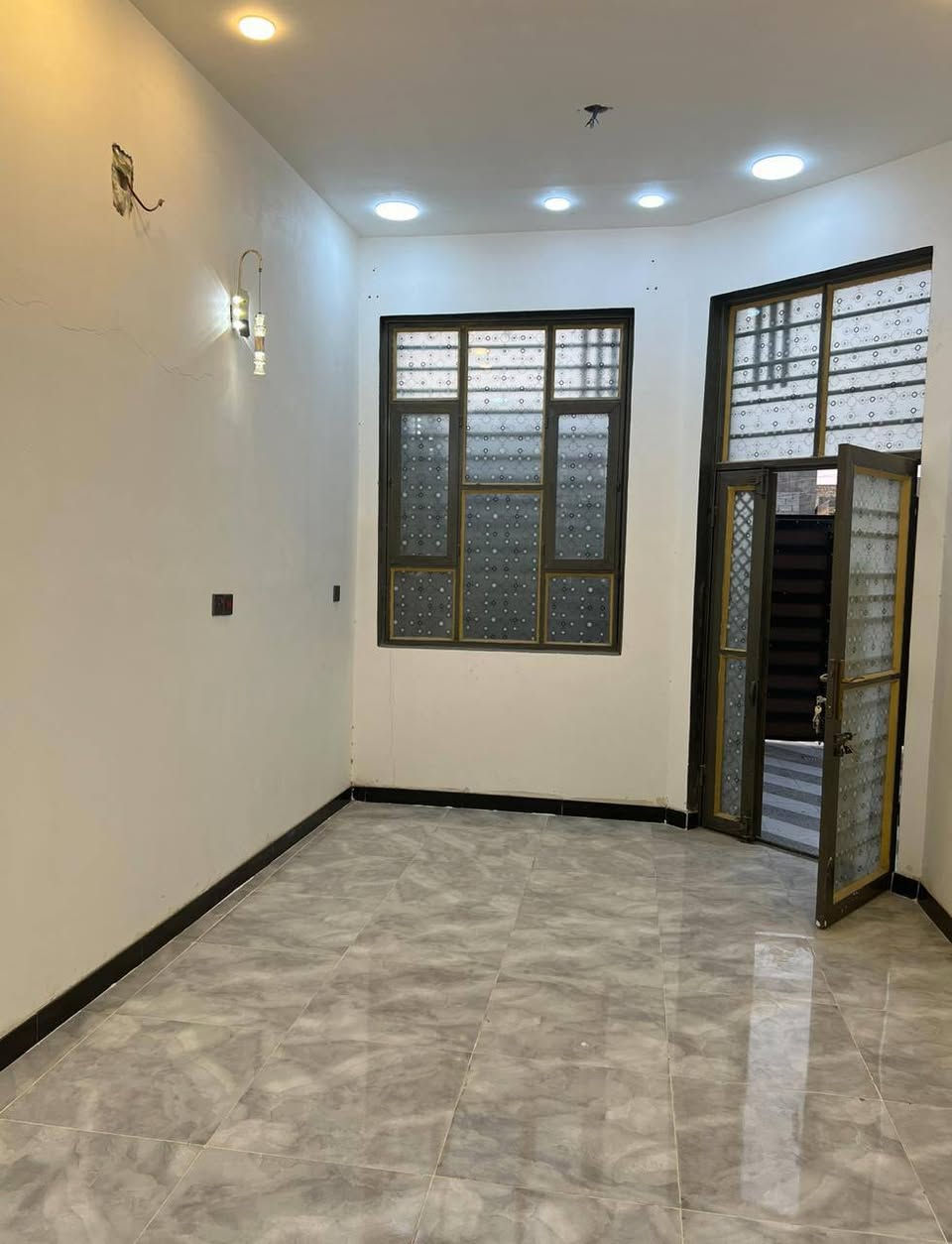 🏡 بيت حديث للبيع – حي الأمير
✨ فرصة مميزة للسكن والاستثمار
📍 الموقع: حي الأمير
📐 المساحة: 125 متر مربع
🔹 بناء حديث وتشطيب راقٍ
🔹 مطبخ ملبس سيراميك بالكامل
🔹 أرضيات وسيراميك فاخر
🔹 إنارة حديثة وديكورات جميلة
🔹 خدمات الماء والكهرباء متوفرة
🔹 جاهز للسكن مباشرة
💰 السعر: (يُذكر عند التواصل)
📞 للاستفسار والمعاينة التواصل على الخاص أو الرقم: ( *********** )
