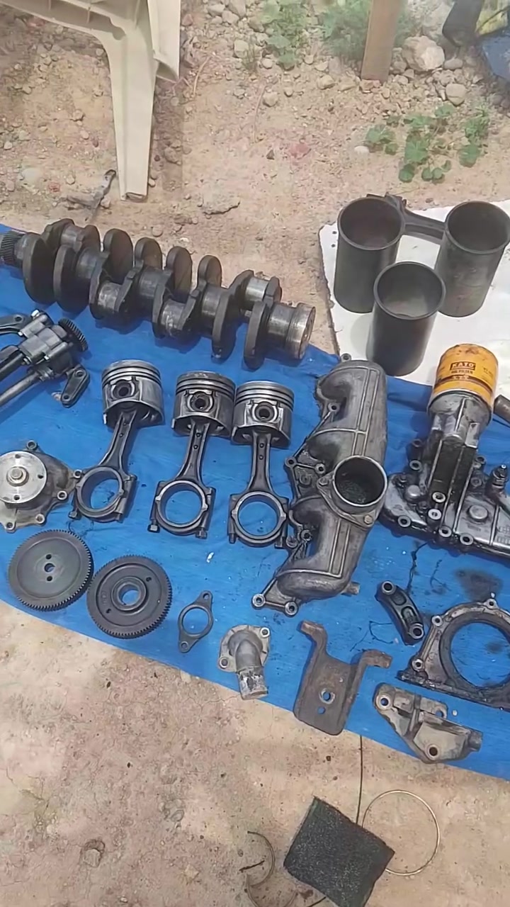 سلاوهاوڕییان
ئە م عە شیای بریجو هە موی بوفروشتن
کرنئ لوک 

هە موعە شیاکان بە شە رت 
شوین 
سمود ***********
