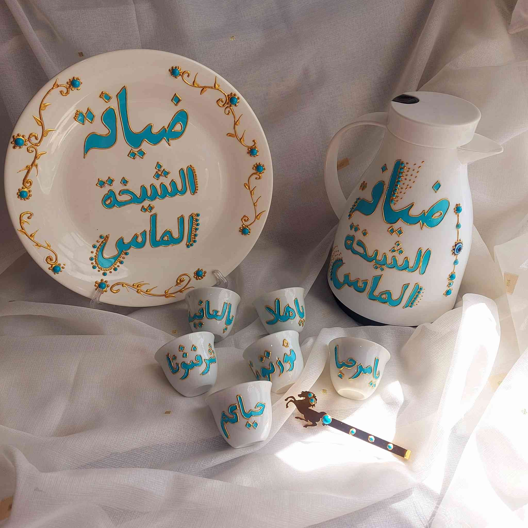 كتابه يدويه اللوان ثابته 
رجعت توفرت الفناجين العربيه الي اتحبوها 
والاسعااررر بلااااش 🧿🤍


**إذا كنت صاحب هذا الإعلان وتريد حذفه لأي سبب، رجاءا أرسل رسالة إلى الدعم الفني**