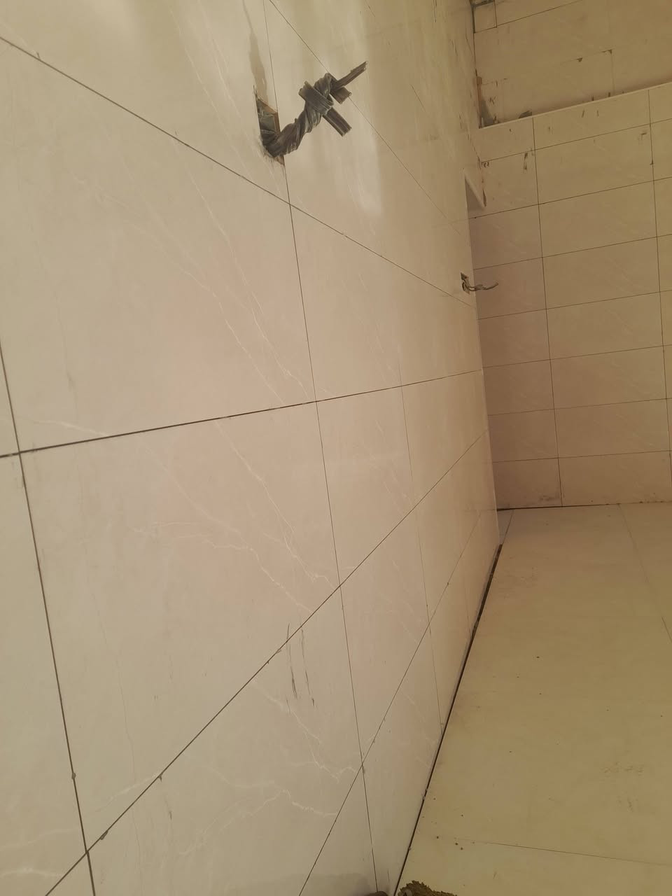 خلفه سيراميك درجه اوله شغل إيراني تتريس جداري ارضي متفرغ حاليآ ع المتر باليوميه ***********
