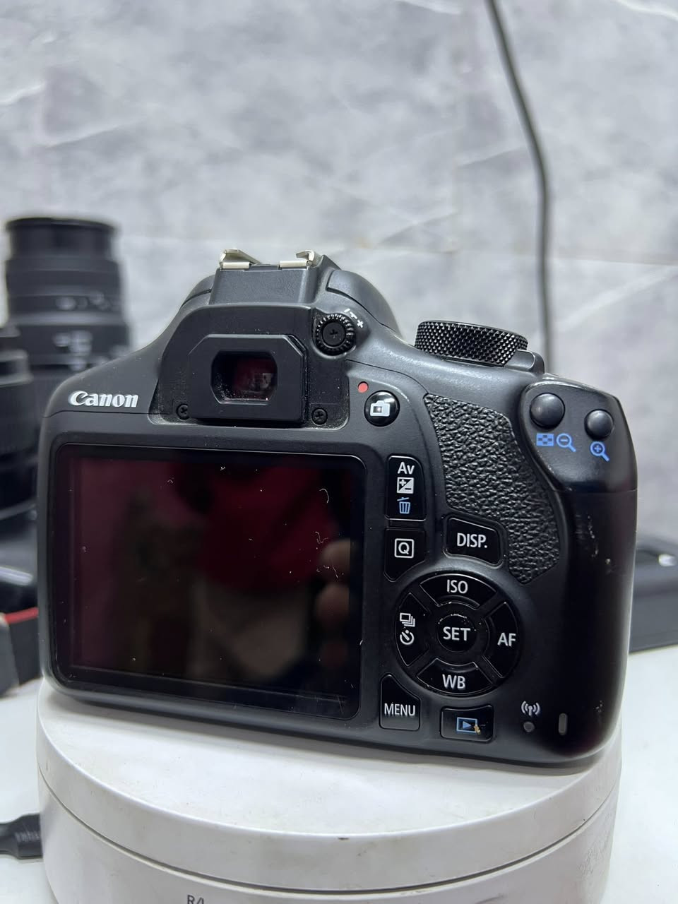 كامره كانون 1300
عدسه 135-18

رام 16

كيبل نقل صور 

شاحنه بطاريه 

كامره نضيفه جدا 🩶

***********
