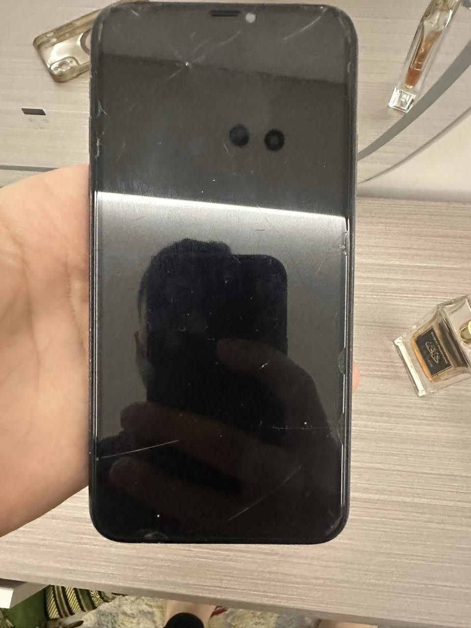 السلام عليكم ايفون ١١برو ماكس كيكه 256 بطاريته نسبته ٧٥٪؜ مبدل بيه منظومة شحن اصليه بس ينرادله تبديل شاشه لان تخربط باللمس سعره ٢٥٠الف وبيه مجال للشراي رقمي *********** او راسلني عالماسنجر
