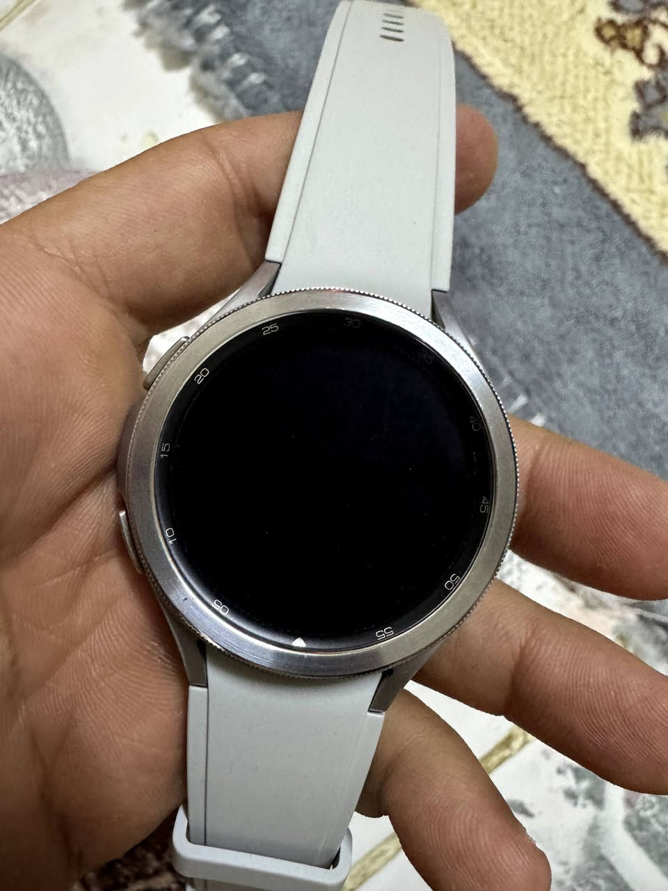 Samsung Galaxy Watch4 Classic باللون الفضي.
والسبب:
فيها إطار دوّار (Rotating Bezel) المعدني، وهذه ميزة موجودة في نسخة Classic فقط.

الساعه شغاله بدون شاحنه أعلى سعر ابيع


**إذا كنت صاحب هذا الإعلان وتريد حذفه لأي سبب، رجاءا أرسل رسالة إلى الدعم الفني**