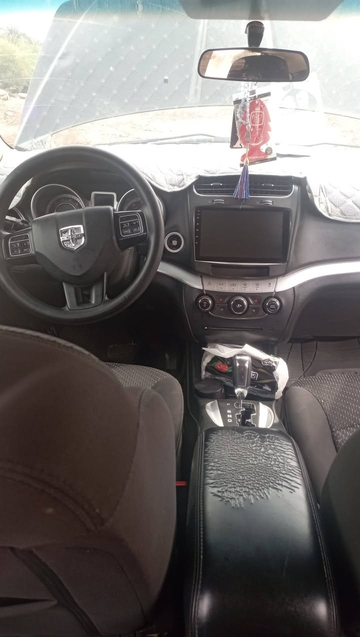 🚗 للبيع: دوج جورني 2018 - نظافة ومواصفات مميزة
النوع: دوج جورني (Dodge Journey)
الموديل: 2018
اللون: أسود ملكي
المحرك: 4 سلندر، سعة 2400 (اقتصادي وعملي)
الوارد: أمريكي
الرقم: ذي قار (اللوحة الجديدة)
✅ المواصفات والإضافات:
 * نظام التشغيل: بصمة (تشغيل ودخول ذكي).
 * التبريد والتدفئة: تبريد ثلج وتدفئة ممتازة.
 * الحساسات: حساسات خلفية أصلية.
 * التحكم: تحكم ستيرن متكامل، مثبت سرعة.
 * الداخلية: نظيفة جداً وبحالة ممتازة.
🛠️ تفاصيل الحادث (تقرير أمريكا):
 * الجاملغ (الرفرف): تبديل.
 * البنيد (الغطاء الأمامي): صبغ فقط.
 * السيارة جاهزة استخدام شخصي تراي باي مكان يعجبك 
💰 السعر والتفاصيل:
السعر: 125 ورقة (12,500$) وبيه مجال بسيط للشراي المباشر.
المكان: البصرة.
للتواصل والاستفسار اتصال واتساب [ *********** ]

