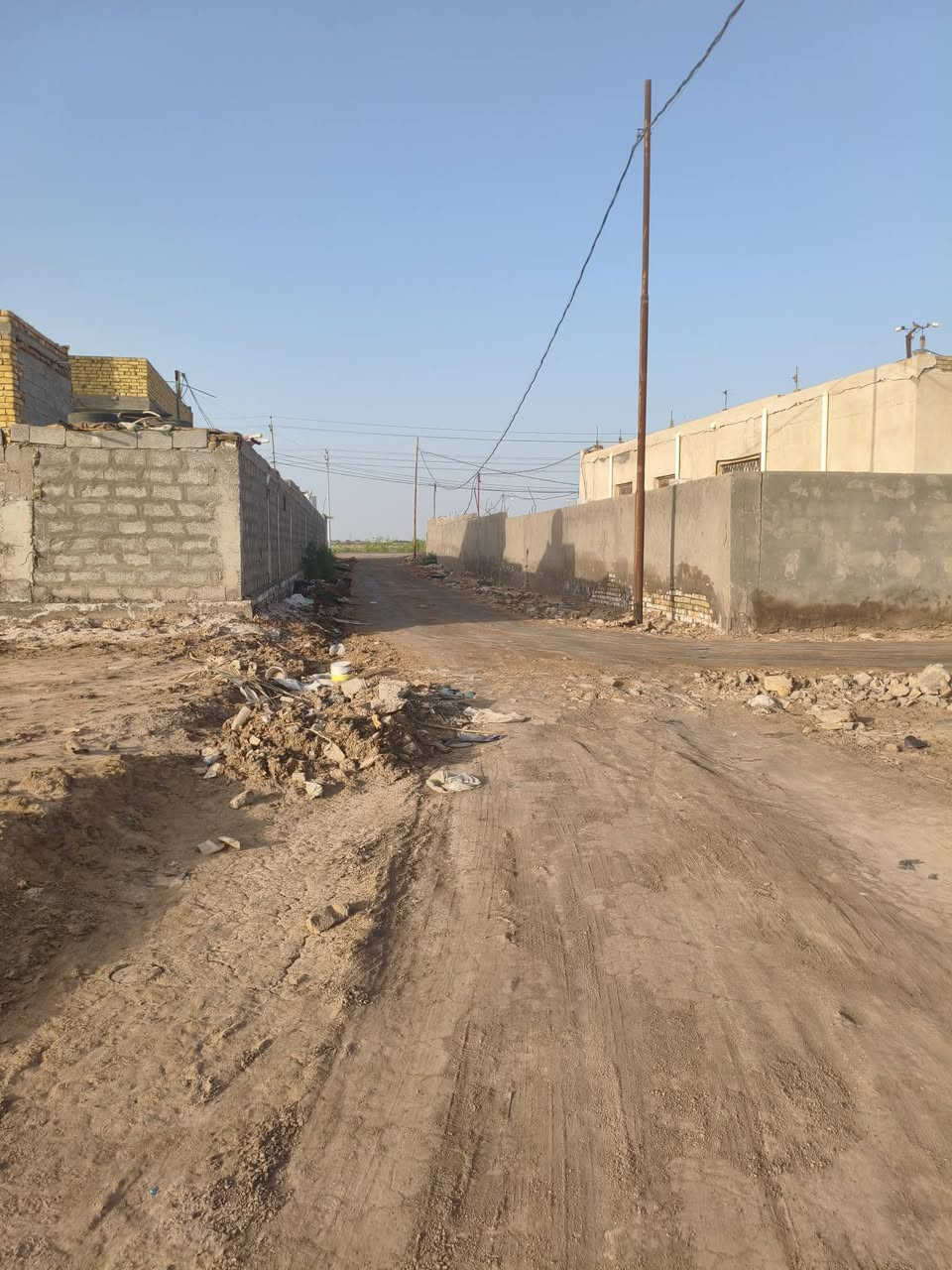قطعه 250 متر على طيرق الشركات وره بيت ابو مجاهد بمسافه القطعه وجه 12 ونص ونزال 20 الكهرباء بركن مالته مثل مااشوف وماي اساله المنطقه موصلينه وموجود تبعد عن التبليط مايقارب ال 100 الى 150 متر السعر 9 وبيه مجال للشراي 
رقمي ***********
