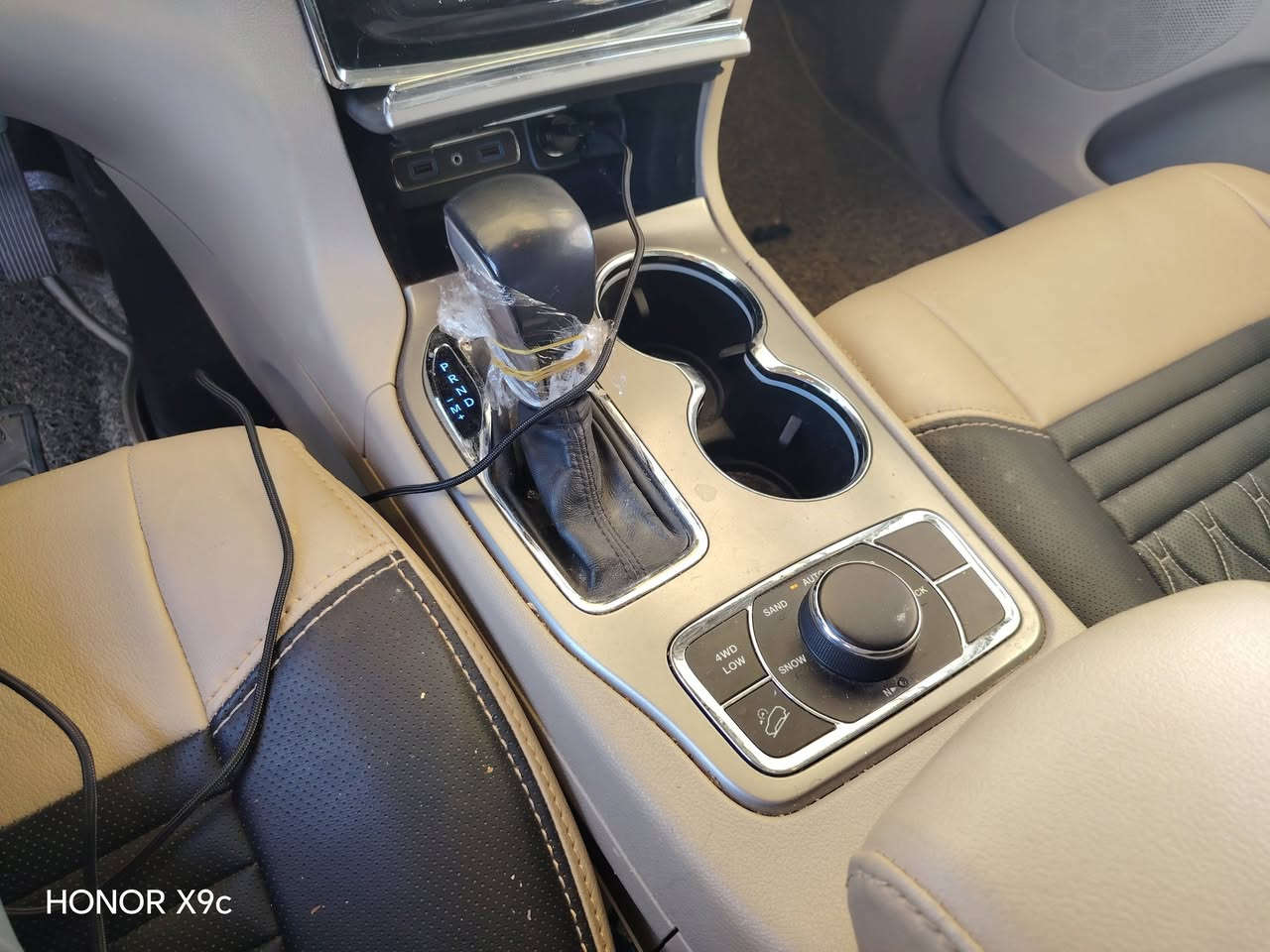 جيب لمتد 2019 مراوس لاندكروز محدث اوعادي
الون ابيض

‎فول مواصفات  
لمتد
4×4
__________________________

‎رادار امامي 

‎رادار جانبي 

‎كشنات جلد 

تبريد ثلج

‎تدفئه كشنات

‎شفتات ستيرن 

‏‎4 تايرات جديد

 مكان السياره بغداد 

السارة رقم بغداد بأسمي


**إذا كنت صاحب هذا الإعلان وتريد حذفه لأي سبب، رجاءا أرسل رسالة إلى الدعم الفني**