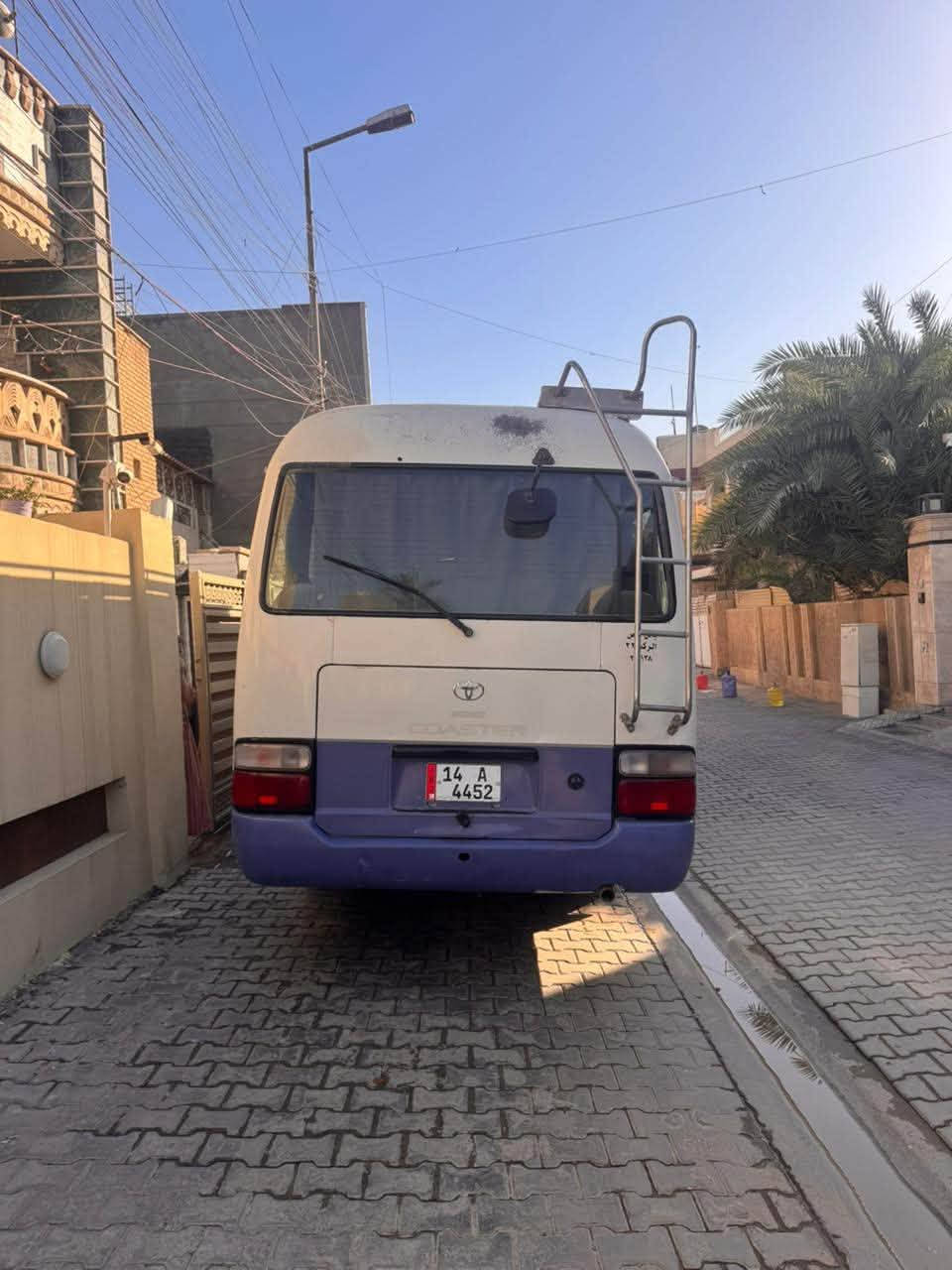 السلام عليكم كوستر للبيع فقط موديل ٢٠٠٧ كفاله عامه من كص وحدث ومصفره من هيه وغرامات وكير ومحرك واكسل مكفولات وتبريد خير من الله السياره بسمي وتحويل ثاني يوم السياره جازه من كلشي تايرات جدد وكشنات جدد مكاني بغداد السعر ٢٢٥$ وبيه مجال والشراي يدلل وهذا رقمي ***********
