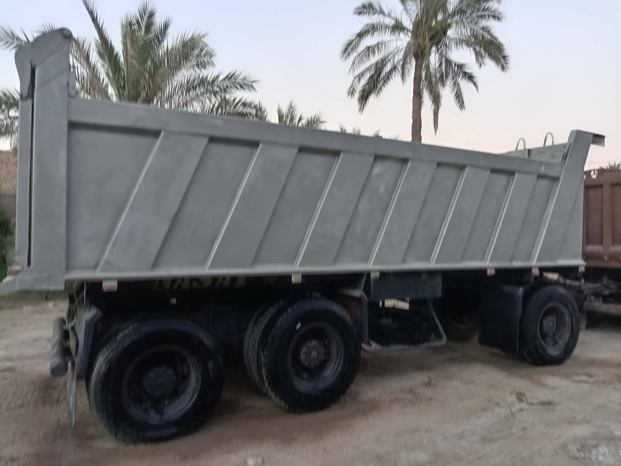 سلام عليكم مقطوره للبيع شغل نجف طول725جاهزه للعمل تايرات نص عمر ***********
