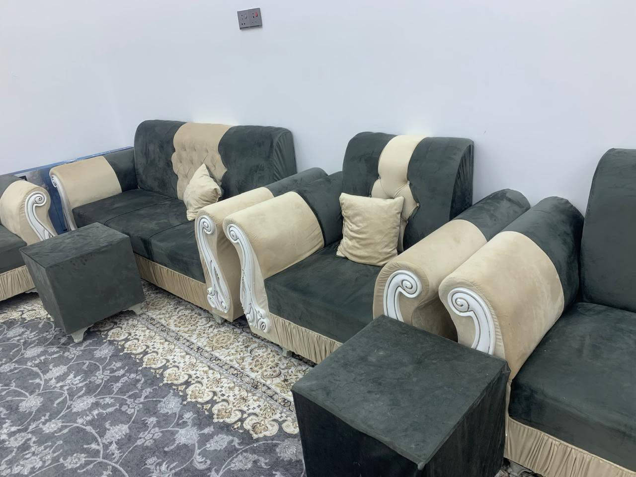 طخم قنفات عدد ٢ نفس اللون( ٢٠ نفر)
اربعه كبار
اثنين صغار 
واربع كراسي
مستعمل كلش قليل شرط النظافة
السعر ٦٥٠ بيها مجال


**إذا كنت صاحب هذا الإعلان وتريد حذفه لأي سبب، رجاءا أرسل رسالة إلى الدعم الفني**