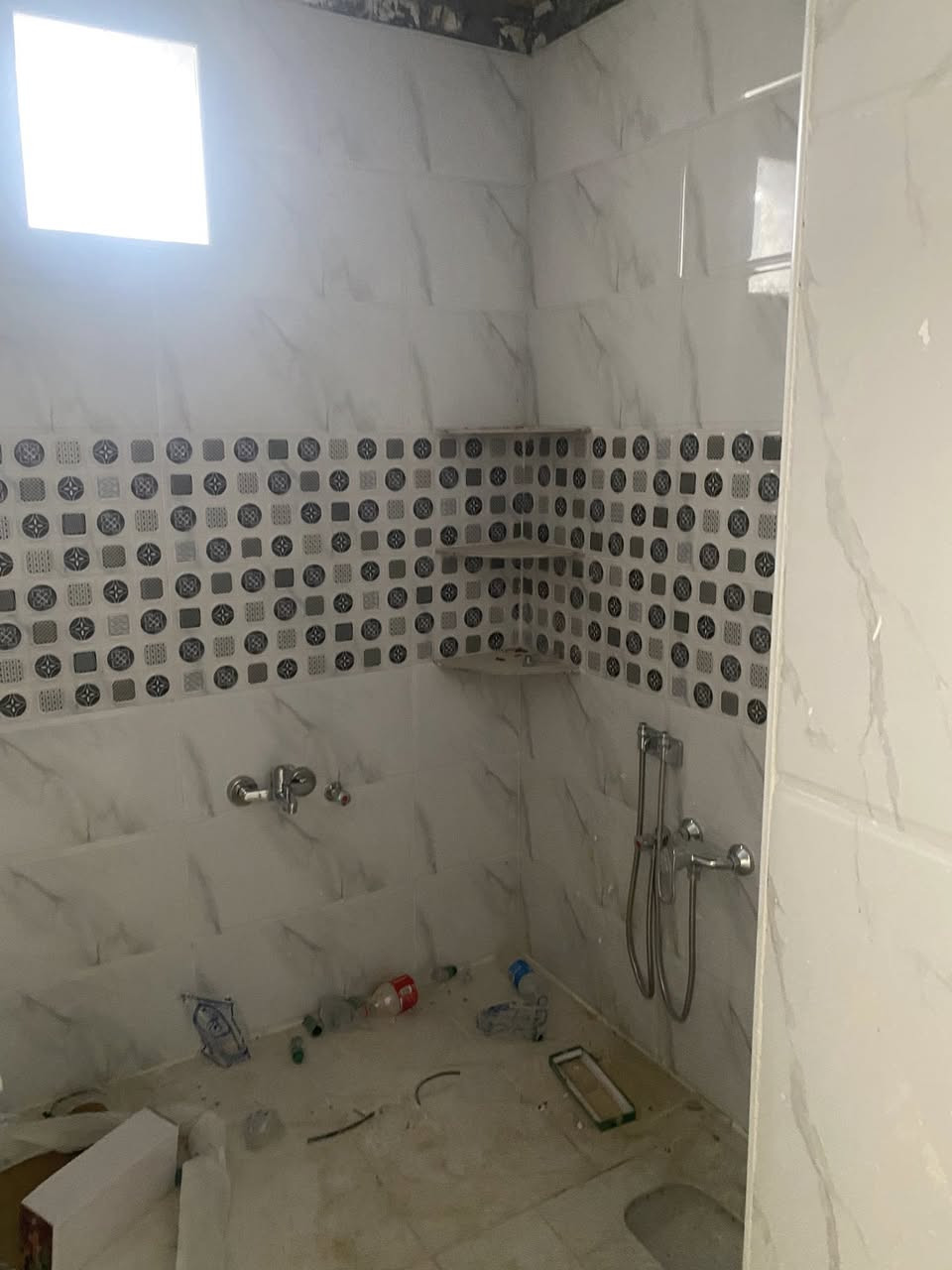 للايجار ًًًً'ىىىىىىىى مساحه 115جاهز كامل حتى المحجر غرفتين صاله استقبال مطبخ صحيات جديد وكامل حتى مراوح واناره وكيزر وتانكي وقريب على الشارع العام شارع المطار السايدين قرب جوهره العرب الايجار 250الف تدفع ست اشهر مقدمه ثم كل شهر بشهره بعد ذلك للاستفسار مكتب رعد النفاخ وتساب او رقم ***********
