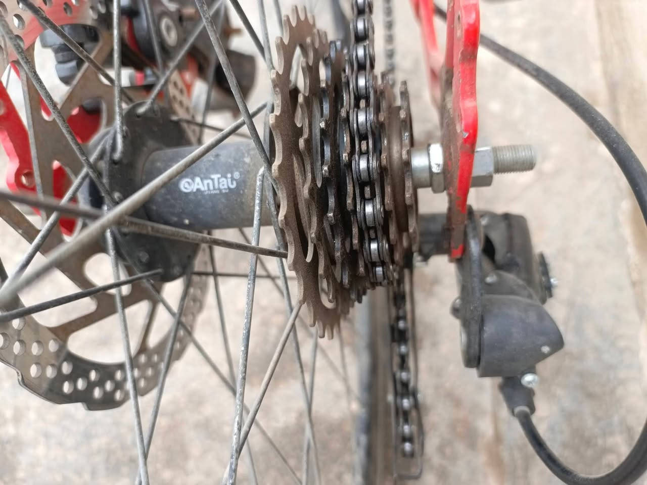 رود حجم 27 / C700
الماركة: كرولان (Crolan) مختم 

بريكات دسك 

بدالات 7/3

السعر 180 و بي مجال

واتساب: ***********
