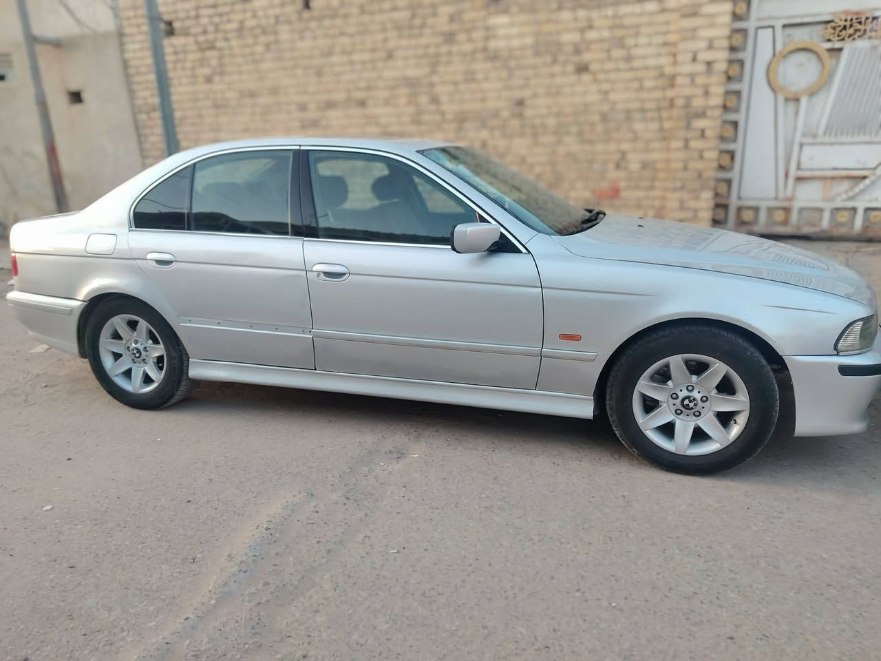 سلام عليكم  اخوان بيئم صقر 528 مكينه وكير وحداديه وتخم تاير جاهزه فول مواصفات سياره بلاديه وجديده صبغ دوس فقط اثر زلوغ والبدي جديد لاضربه ولا صبغ كفاله منضومه زنون غرفه زلغ مابيهه شرط للبيع أو مراوس بأقل  منهه رقم ميسان سنويه لل28تحويل مباشر السعر 75وبيها مجال مكاني العمارة ميسان رقم الهاتف ***********
