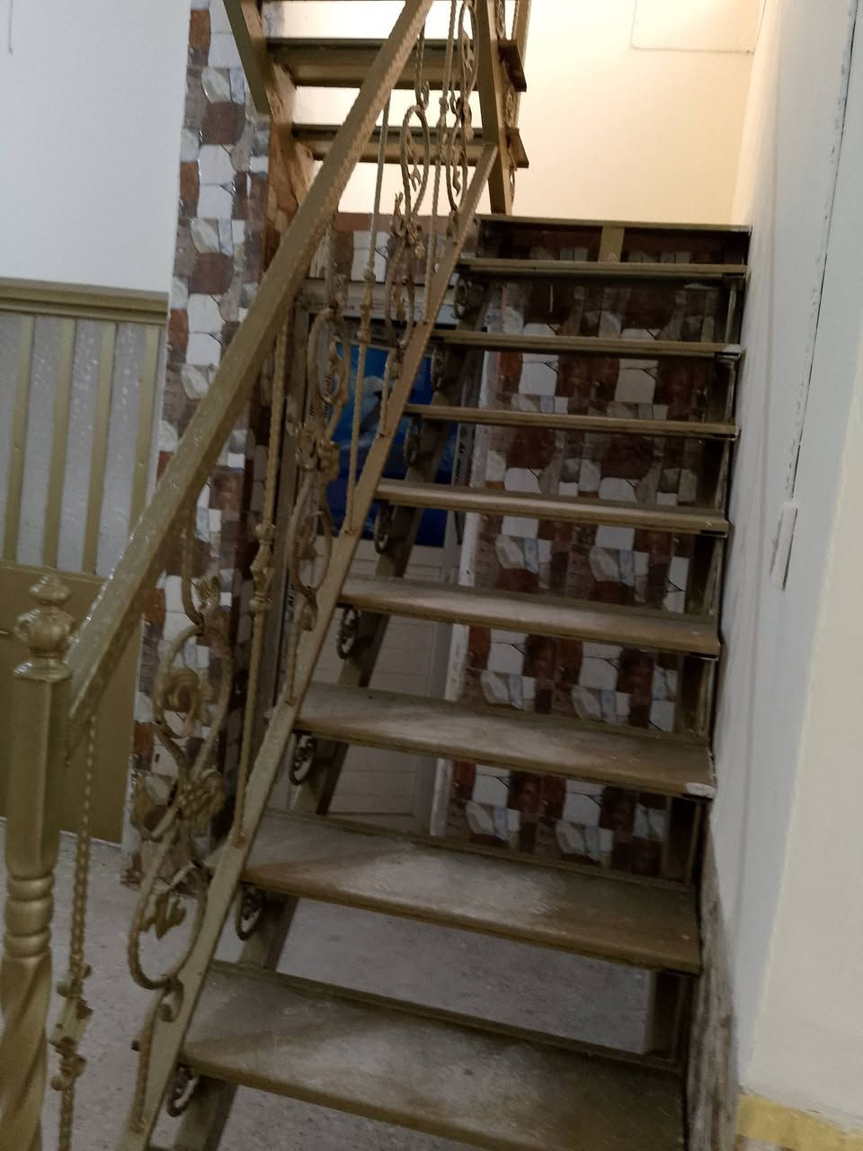 دار سكن طابقين عكاده مساحته 100خلف العلوي جوه غرفه صاله استقبال ومطبخ وصحيات وفوك  غرفه للاستفسار مكتب ياسين للعقار *********** السعر 63البيت جاهز للسكن وفارغ واجهه 5في 20
