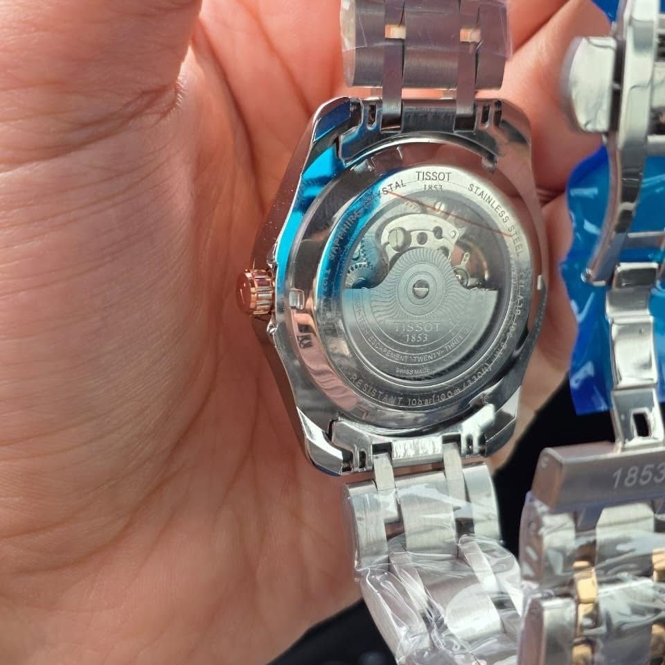 دكّة الساعچـي ⌚️ 
.
غامق أو ابيض ناصع ؟ قبل الجاوب — شوف كل التفاصيل.” ⚫⚪
.
⚙️ الميزة المميزة — Open Heart

نافذة “القلب المفتوح” عند الـ7-8 تكشف جزء من الحركة الداخلية وهي تعمل — جسر التوازن يتحرك أمام عينك مباشرة، إثبات حي على أنها اوتوماتيكية حقيقية 🔥
.
🖤🥇 Black & Gold — للشخصية القوية الواثقة
⚪🥇 White & Gold — للأناقة الهادئة الراقية
✦ هيكل Two-Tone ستانلس ستيل وذهب
✦ إطار تاكيميتر لقياس السرعة
✦ حركة أوتوماتيك سويسرية بالكامل
✦ زجاج سفير مضاد للخدش
✦ خلفية شفافة تعرض الحركة كاملة
✦ مقاومة ماء 100 متر
Tissot — حيث يلتقي التاريخ بالدقة.
.
للحجز والاستفسار دايركت او على الواتساب 📲
يتوفر توصيل لجميع المحافظات 🚚
#العراق #viral #reels #trending #luxury


**إذا كنت صاحب هذا الإعلان وتريد حذفه لأي سبب، رجاءا أرسل رسالة إلى الدعم الفني**