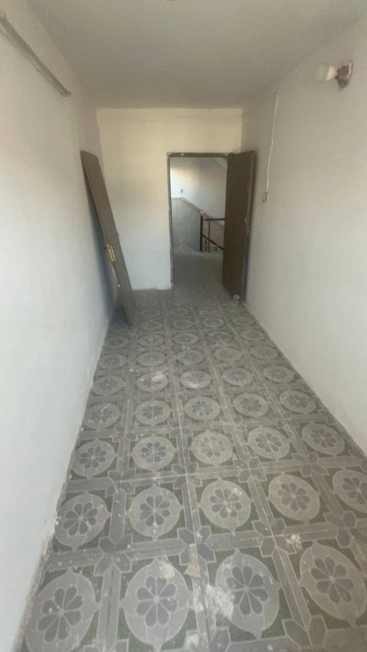 السلام عليكم
دار للبيع
الدوره شارع 60 قرب افران اهلنا
يحتوي عل ستقبال ومطبخ وصااله صغيره وغرفتين فوك
مساحه 74 واقع 76 
***********
