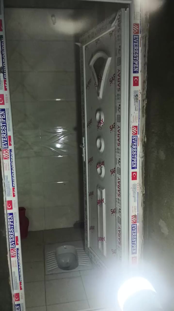 السلام عليكم بيت للبيع طابق ونص جديد بحي العسكري يم المستوصف شارعة 15متر للسفسار ***********
