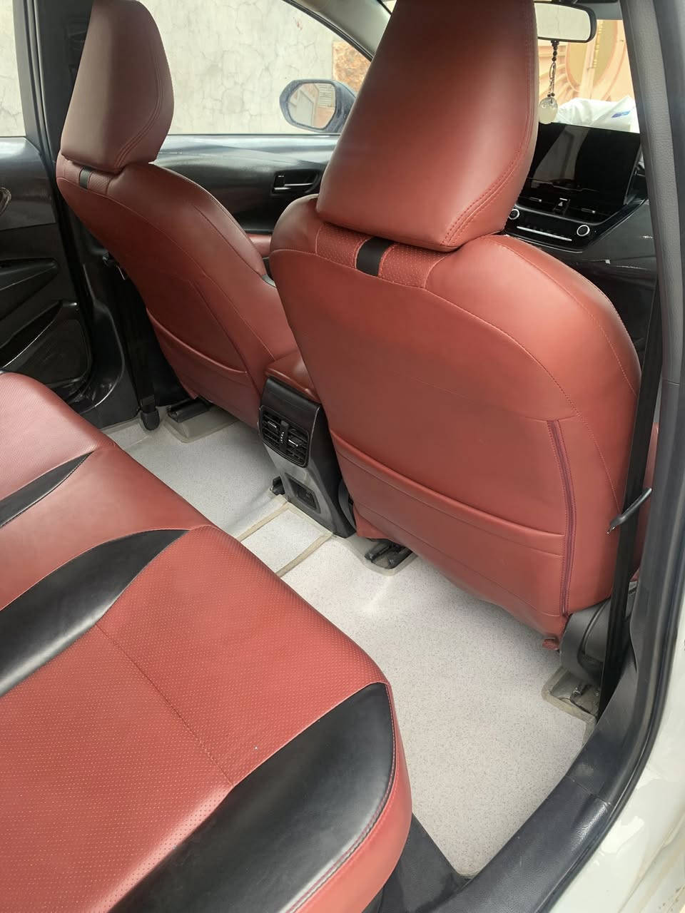 السلام عليكم كورلا بلاك ادشن موديل 2025 بأسمي السيارة ماشية 25كم السيارة مكفولة ماعدا اصبعين بالباب الورة الصدر وترجع BDR  متبين السعر 156 وبيها مجال بسيط مكاني الدورة للاستفسار ***********
